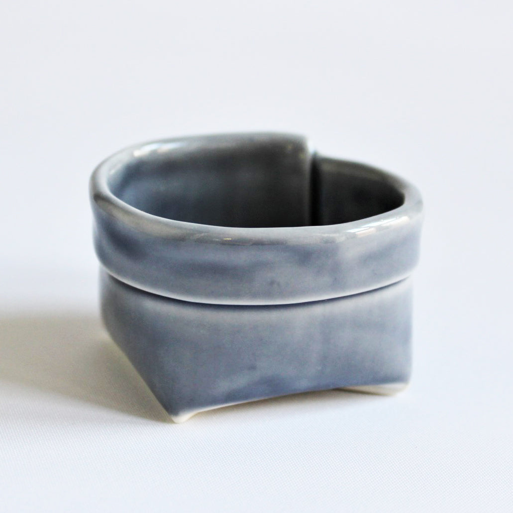 1. Mørkeblå porcelænspose