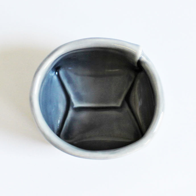 1. Mørkeblå porcelænspose