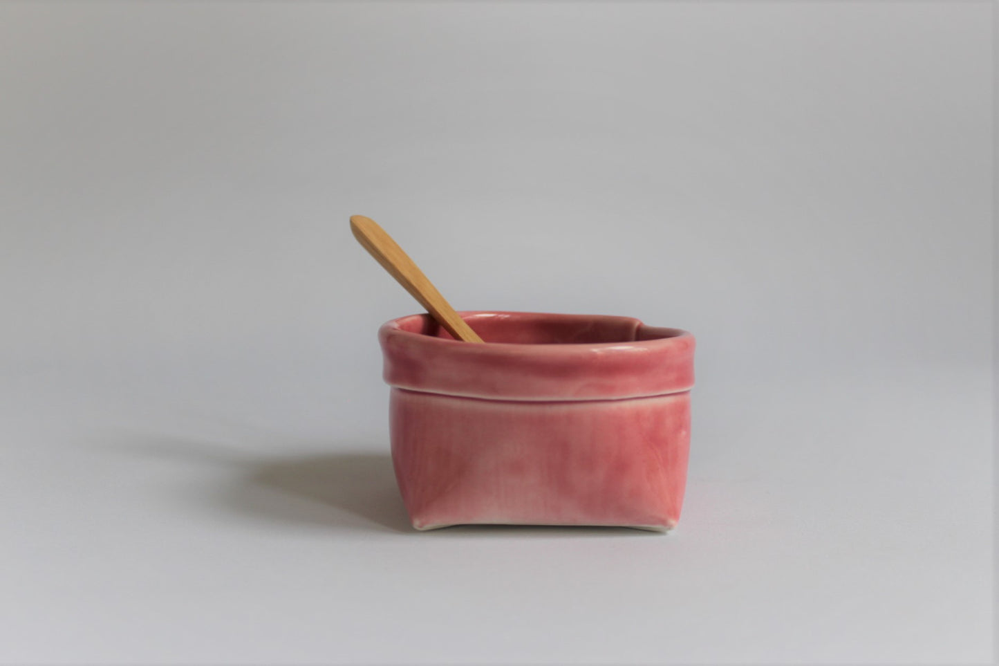 2. Lyserød porcelænspose