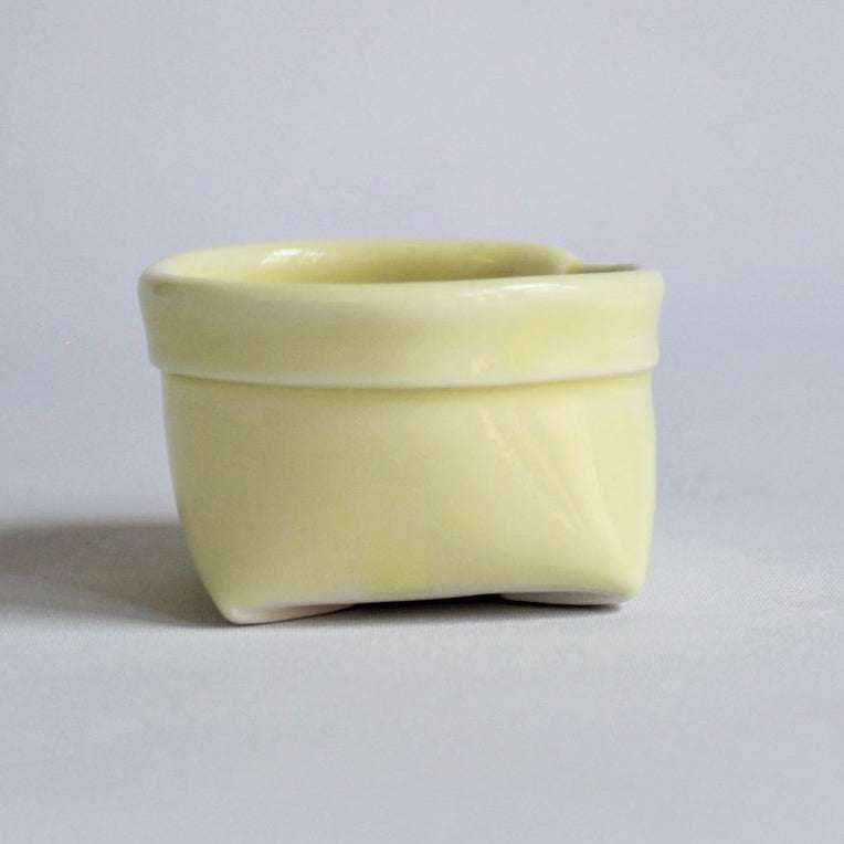 1. Gul porcelænspose