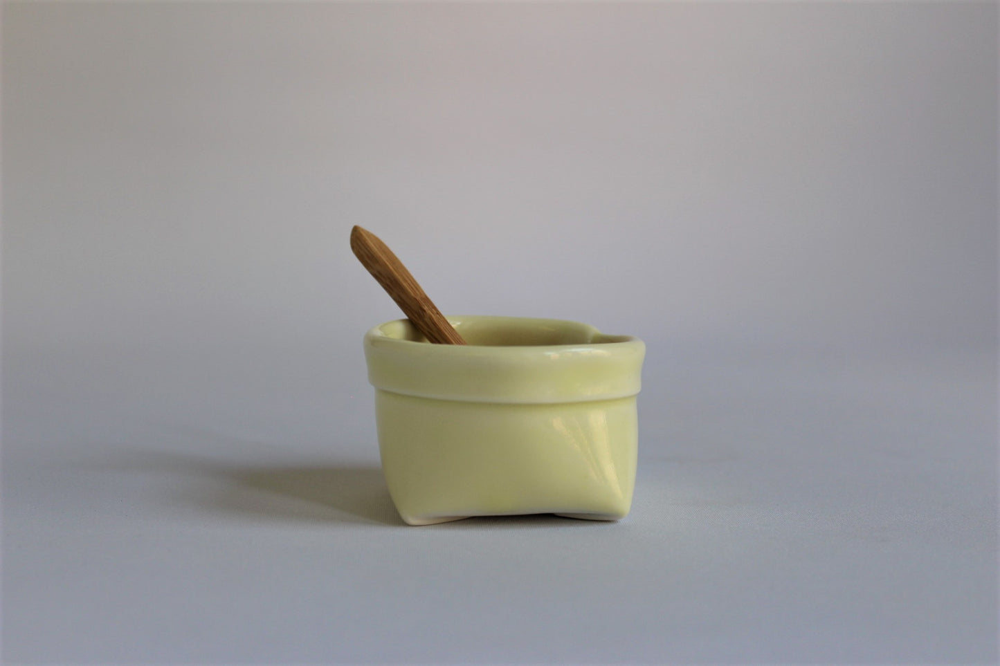 1. Gul porcelænspose