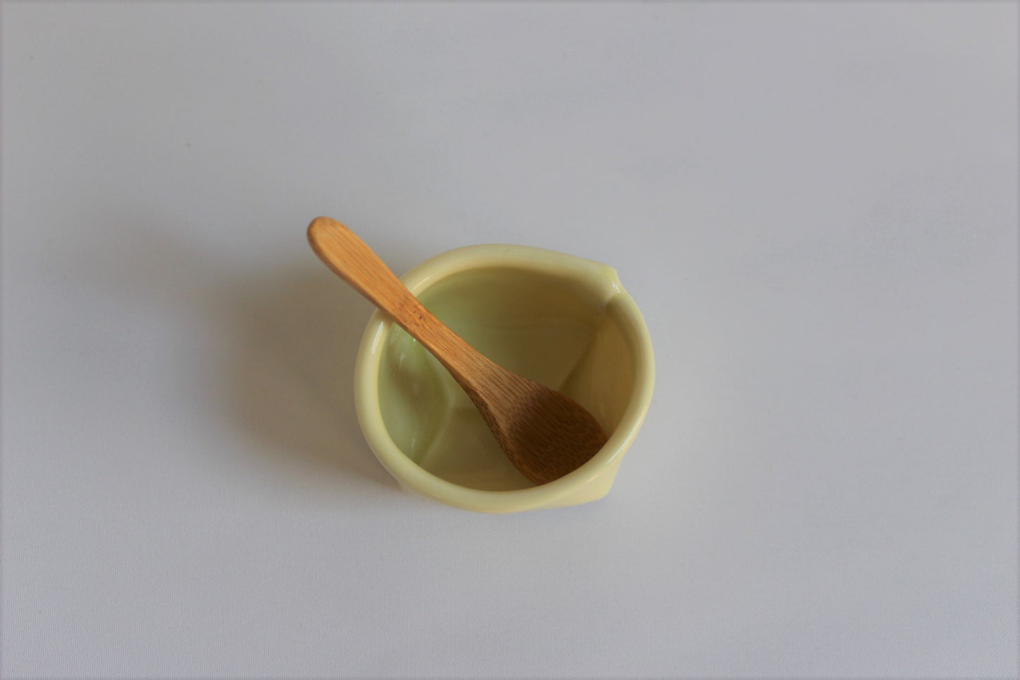 1. Gul porcelænspose
