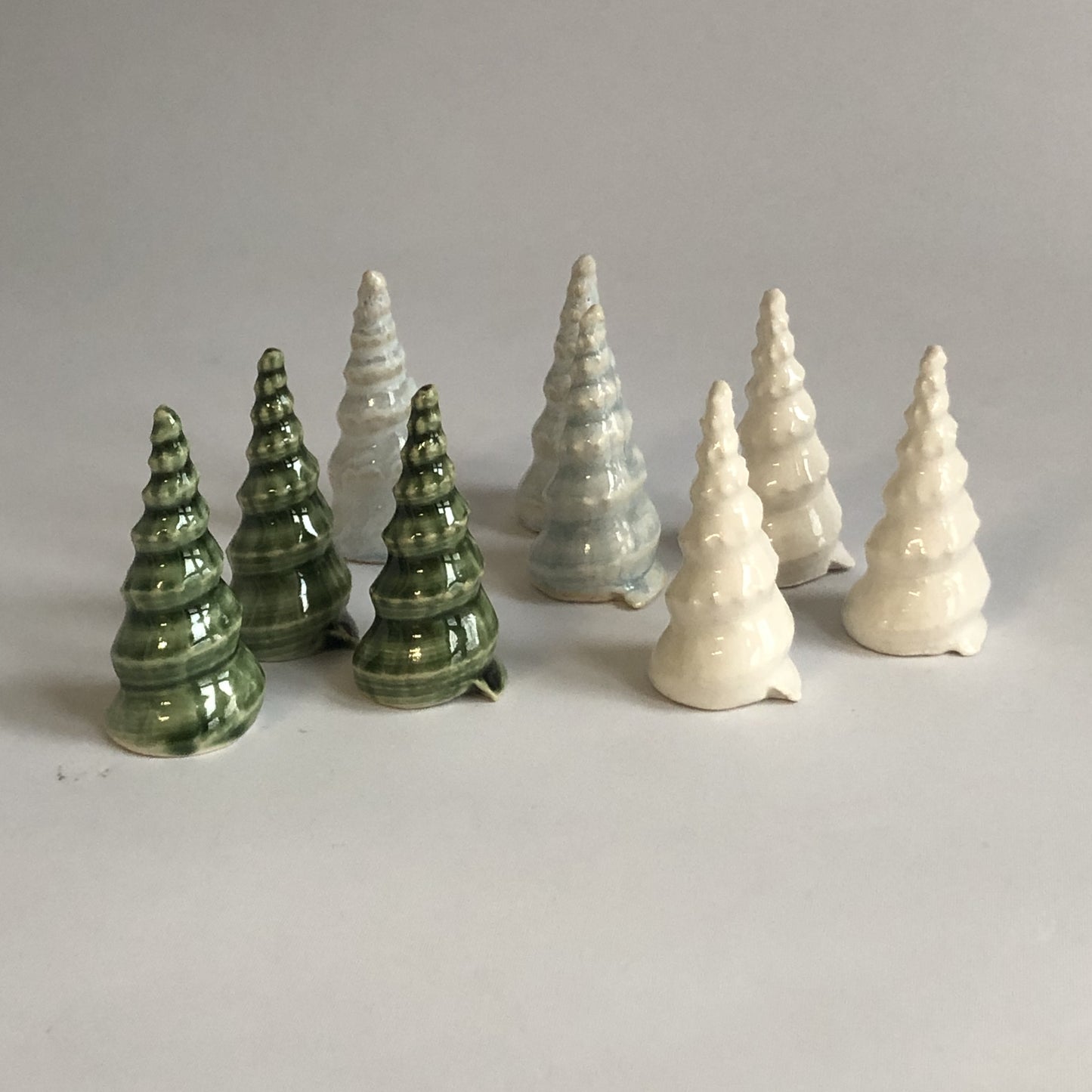 Lille juletræ med isblå glasur uden stjerne