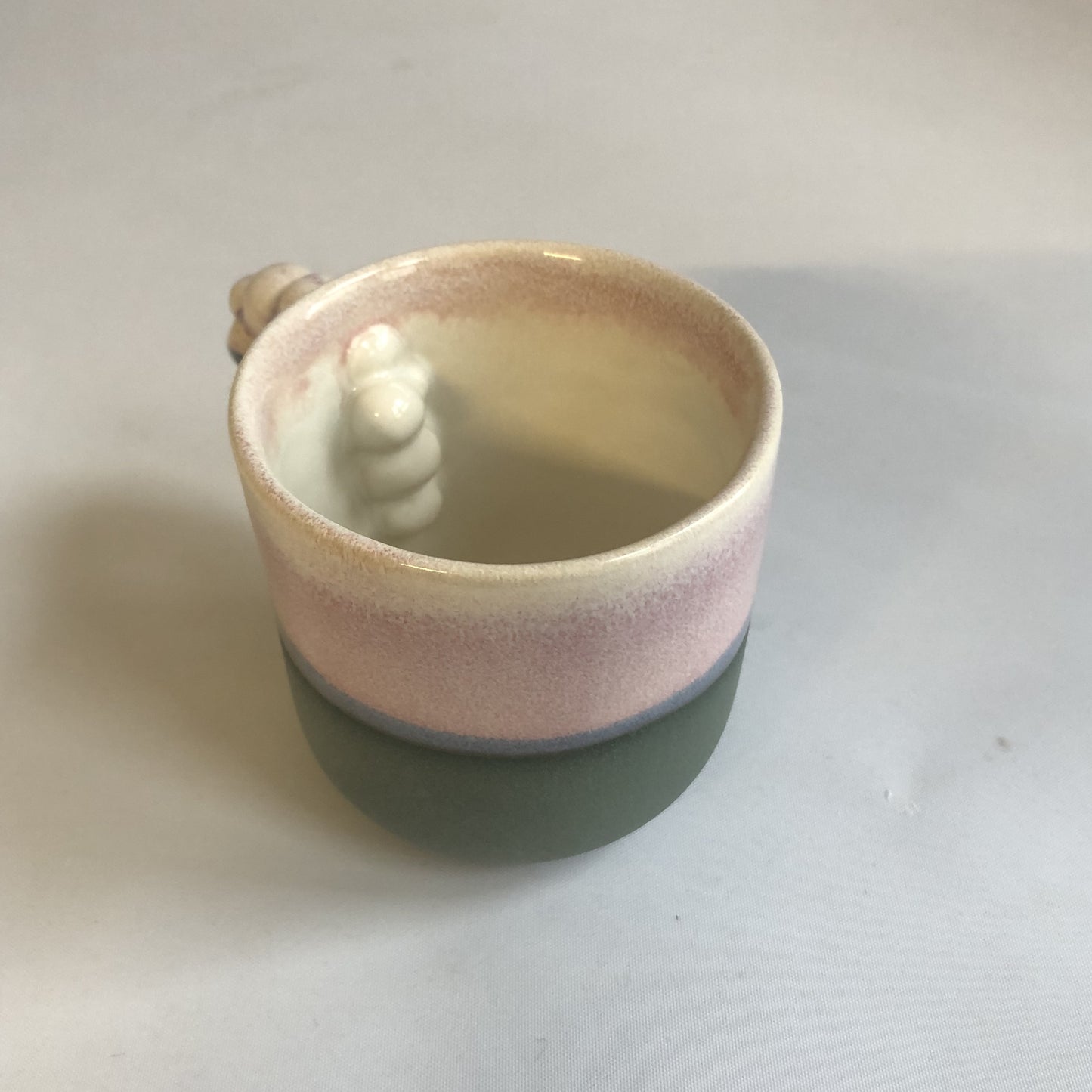 Lille kop med mat koksgrå bund og lyserød glasur