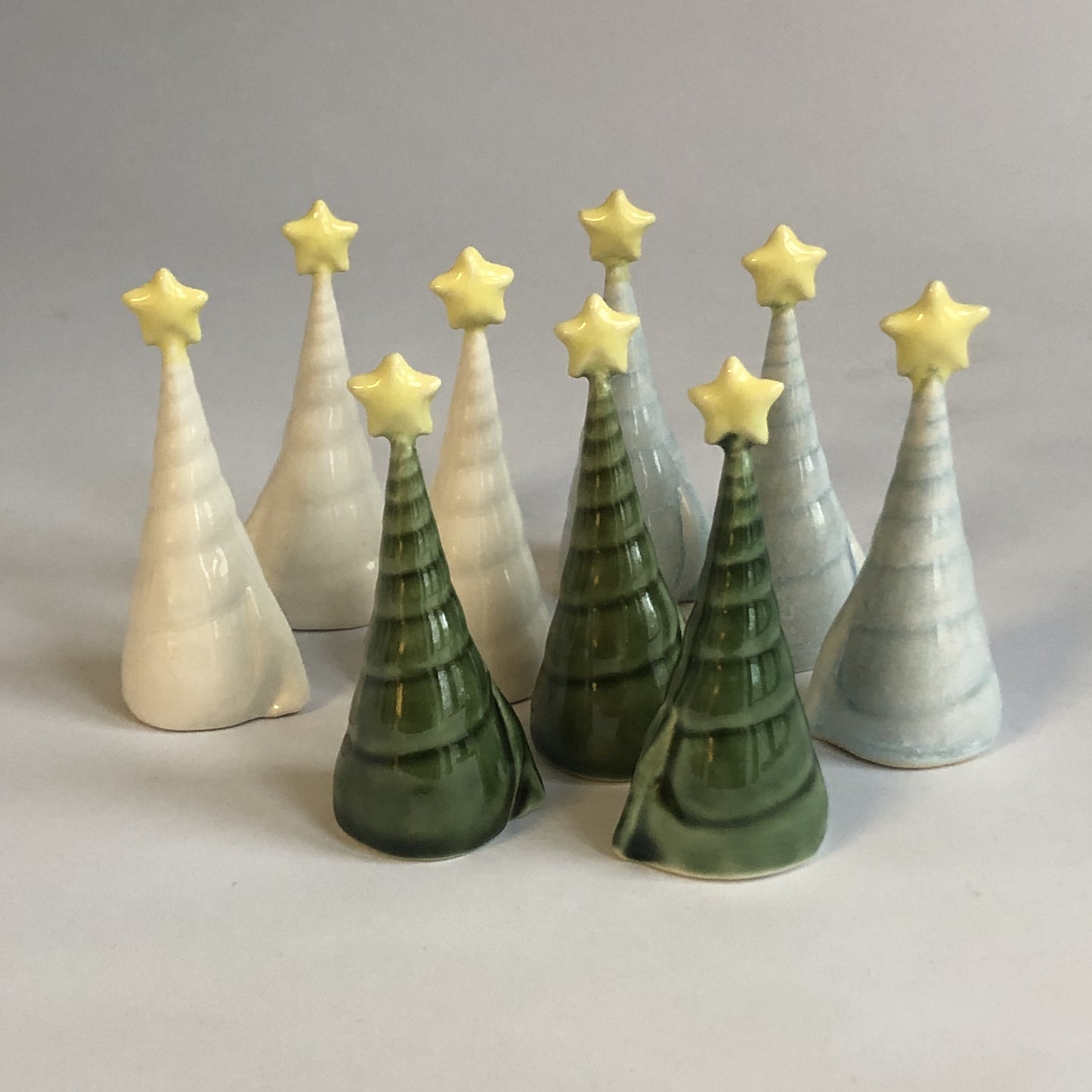 Juletræ med isblå glasur og stjerne