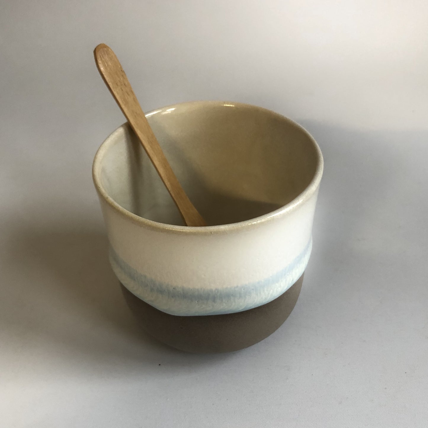 Stor kop uden hank med brun mat bund og hvid glasur