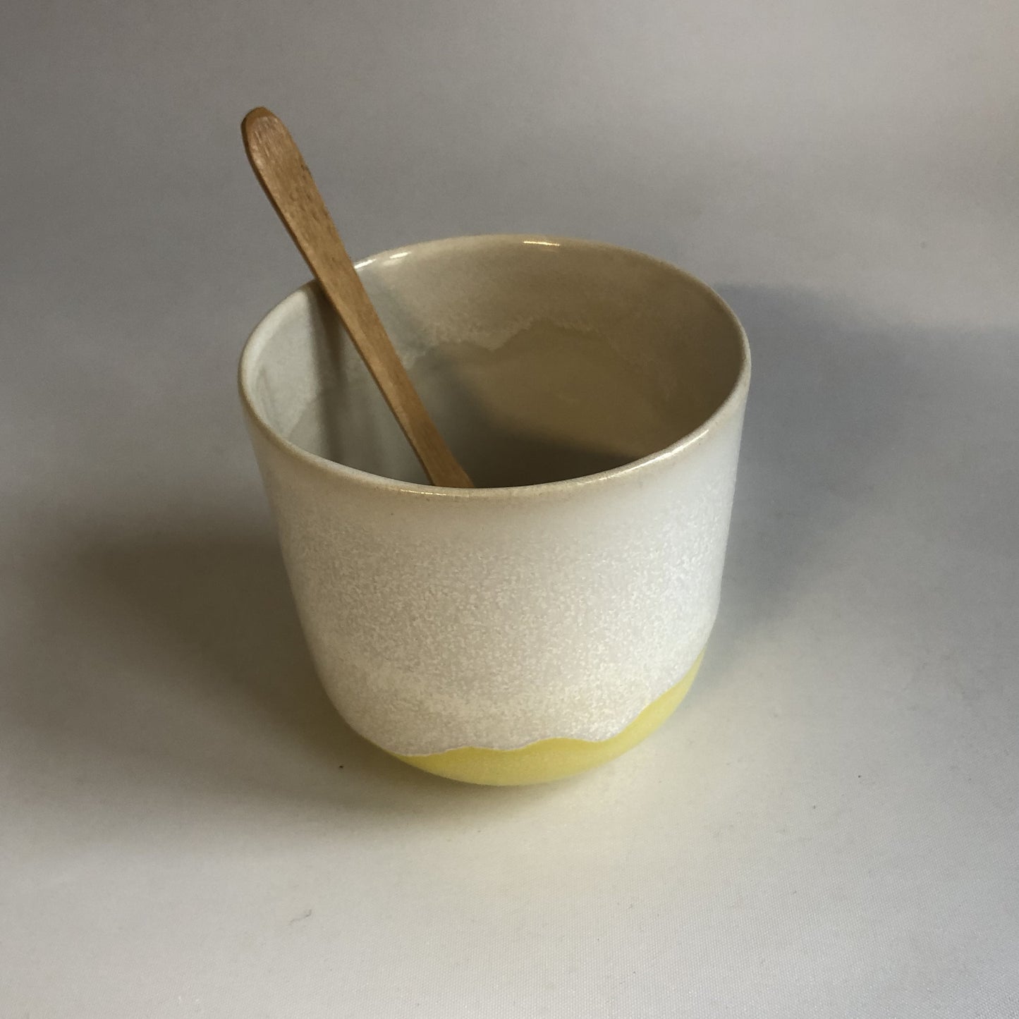 Stor kop uden hank med gul og hvid glasur