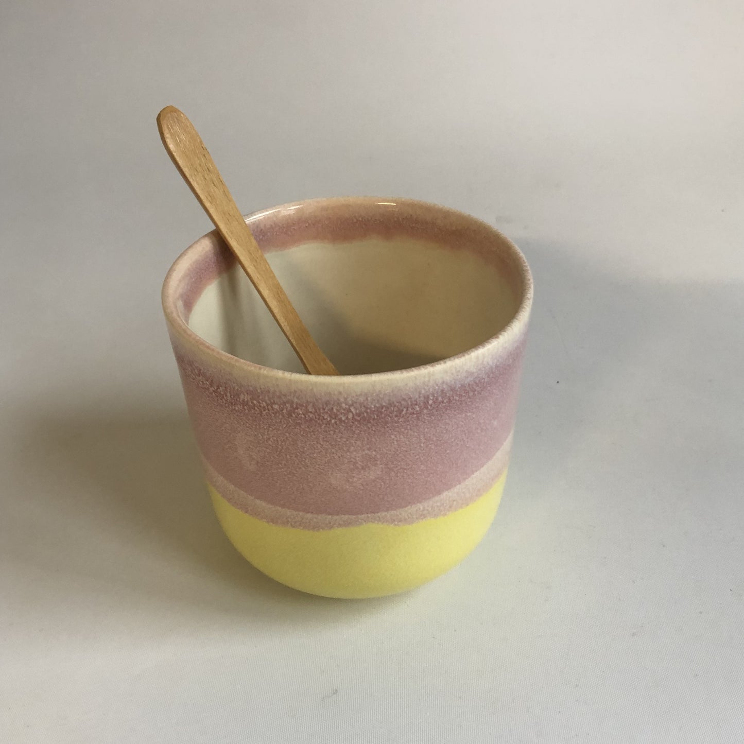 Stor kop uden hank med gul og lyserød glasur