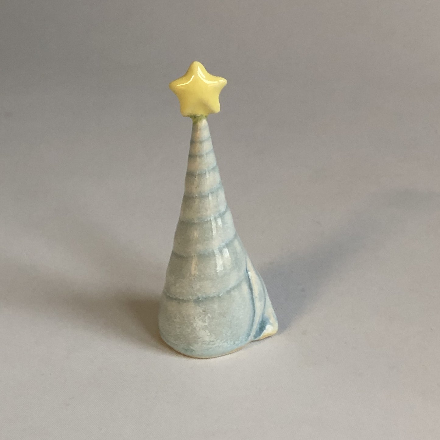 Juletræ med isblå glasur og stjerne