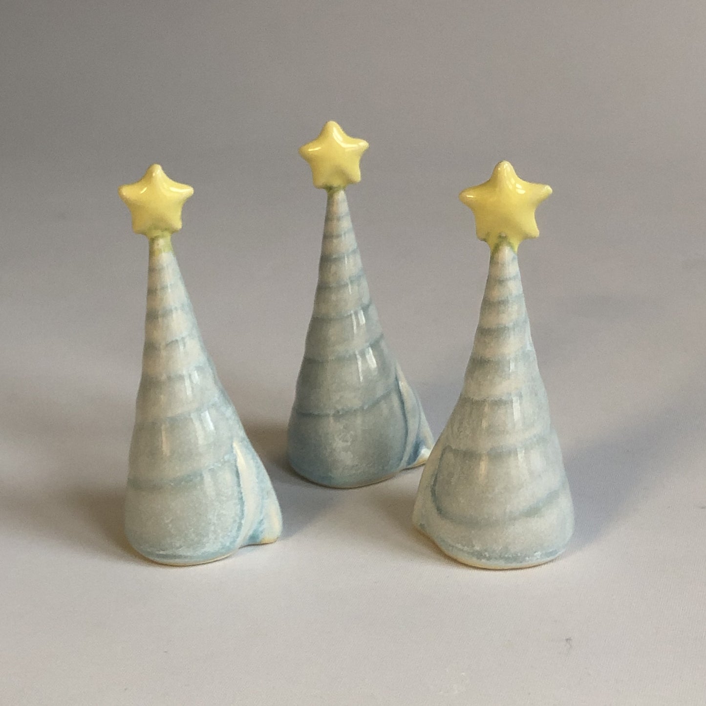 Juletræ med isblå glasur og stjerne