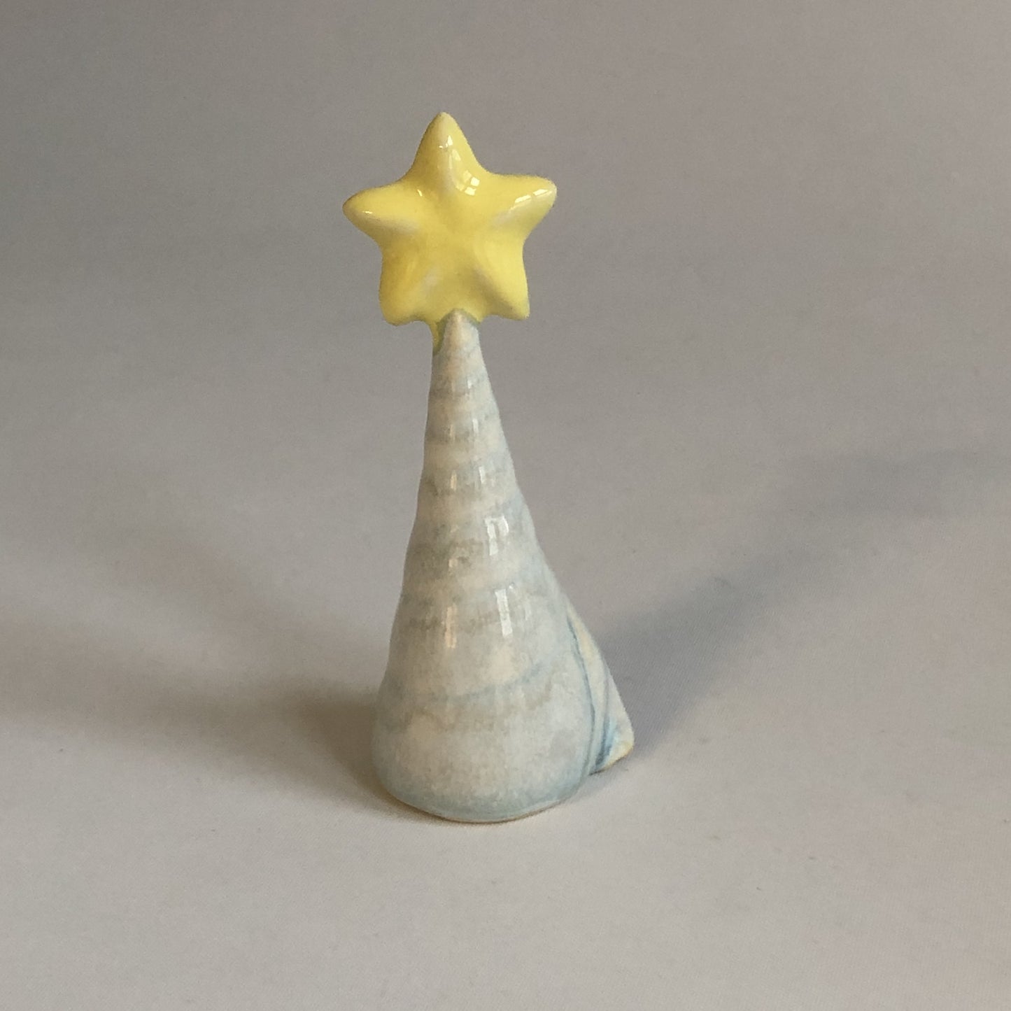 Juletræ med isblå glasur og stor stjerne