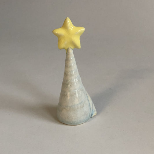 Juletræ med isblå glasur og stor stjerne