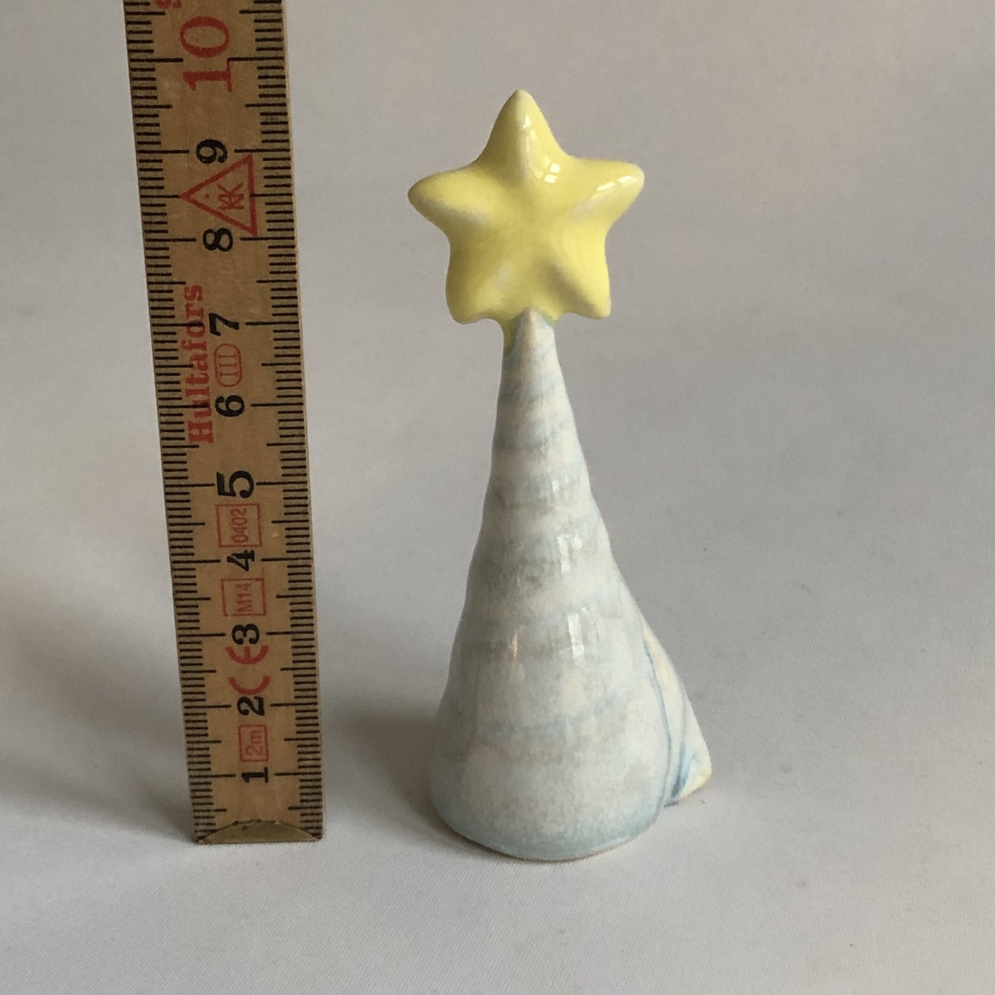 Juletræ med isblå glasur og stor stjerne