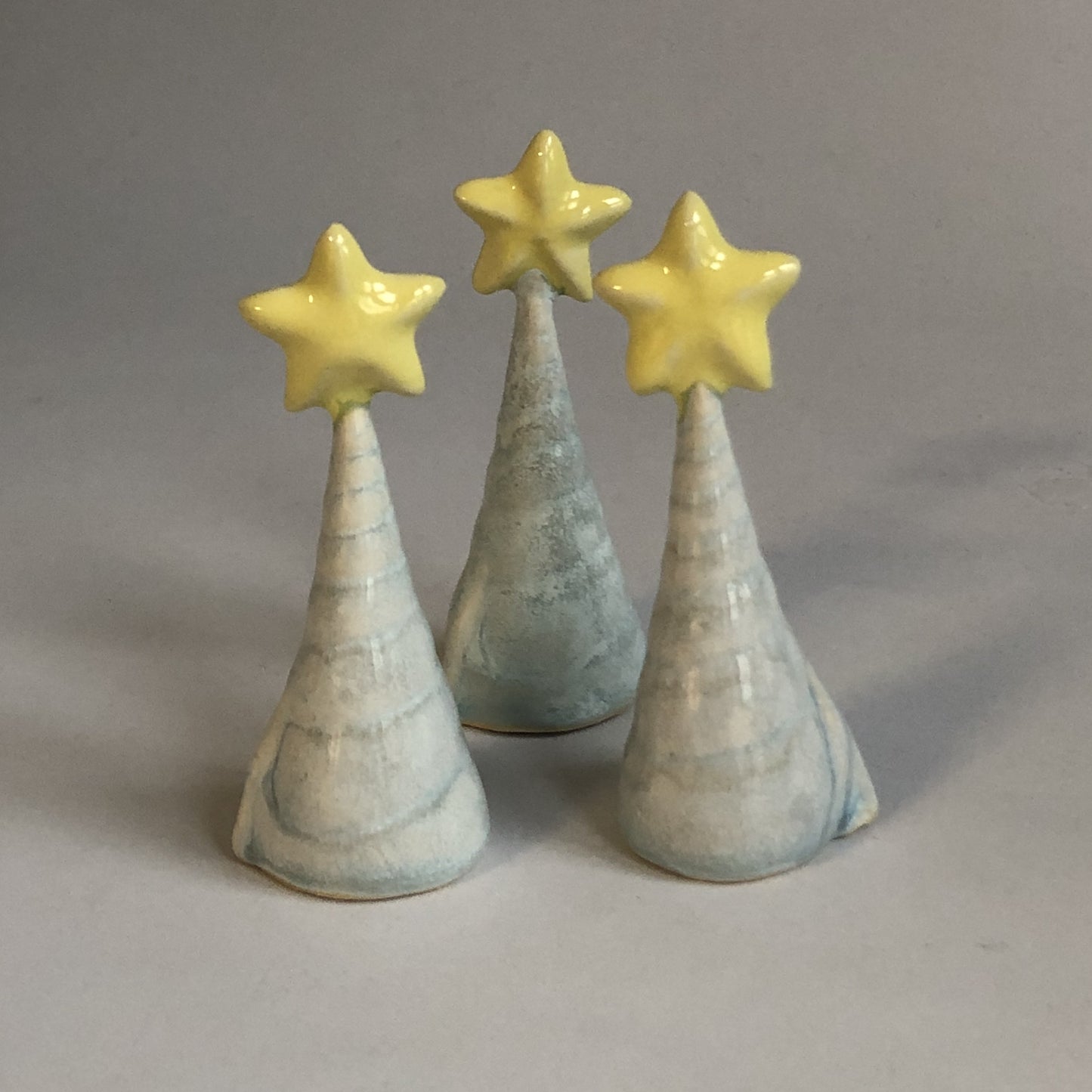 Juletræ med isblå glasur og stor stjerne