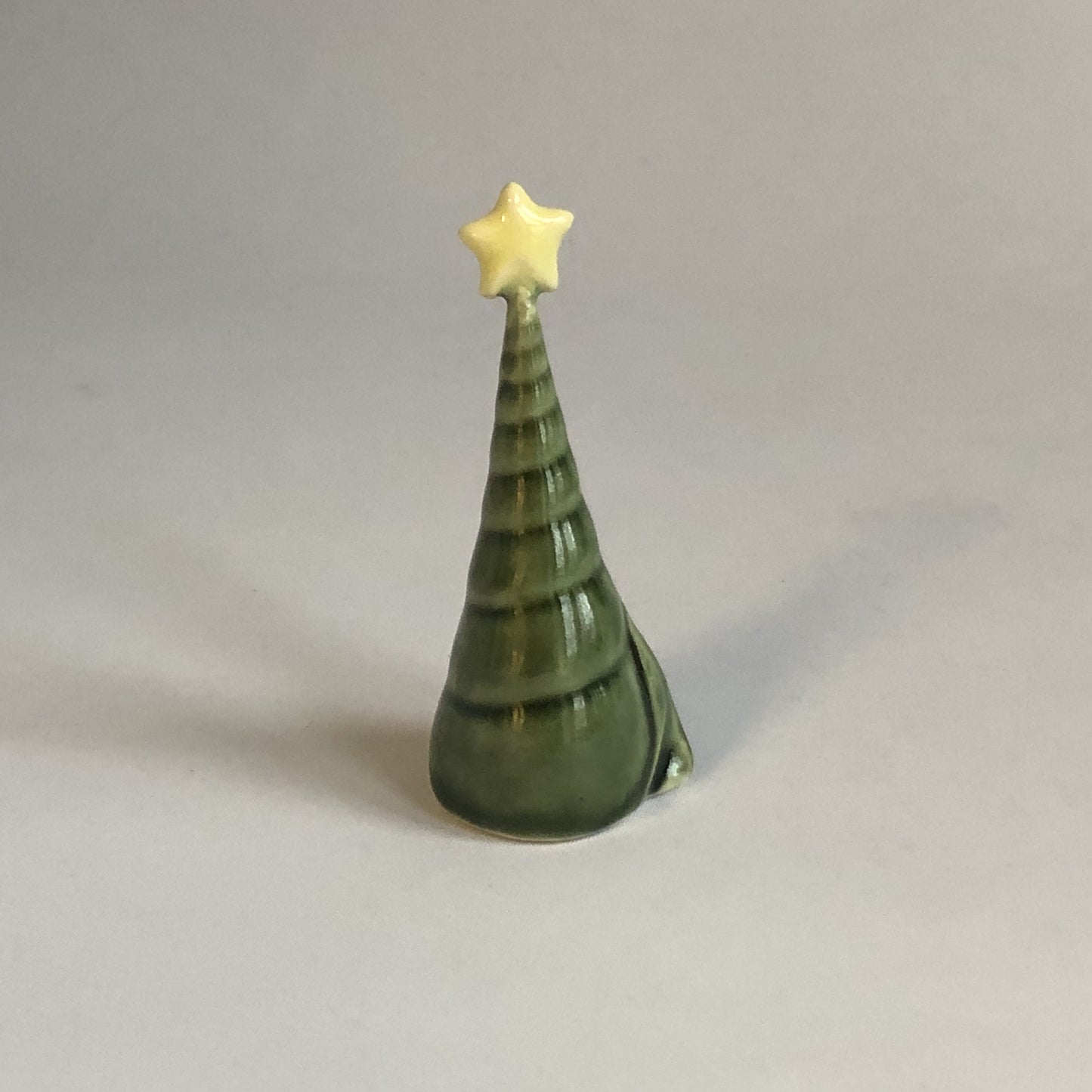 Juletræ med grøn glasur og stjerne