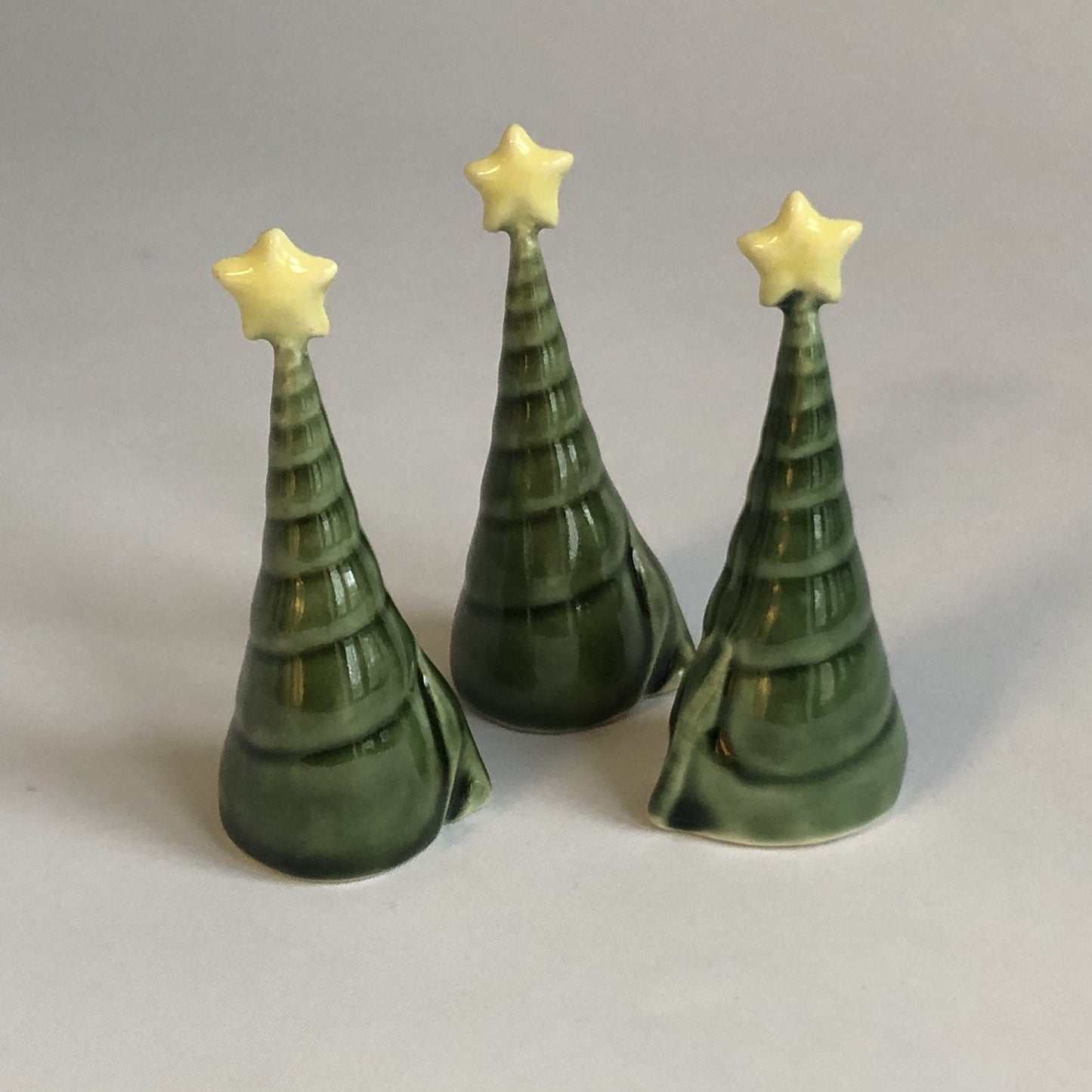 Juletræ med grøn glasur og stjerne