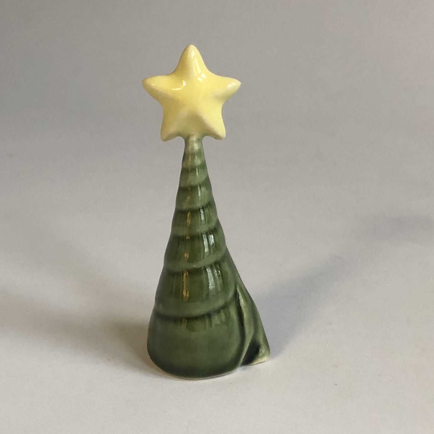 Juletræ med grøn glasur og stor stjerne