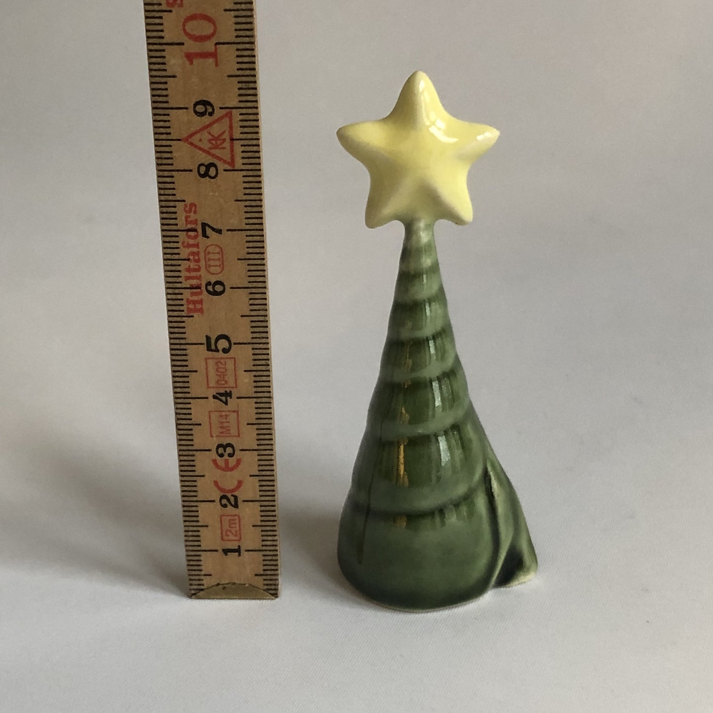 Juletræ med grøn glasur og stor stjerne