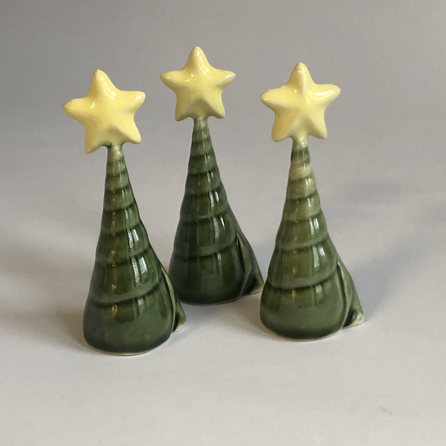 Juletræ med grøn glasur og stor stjerne