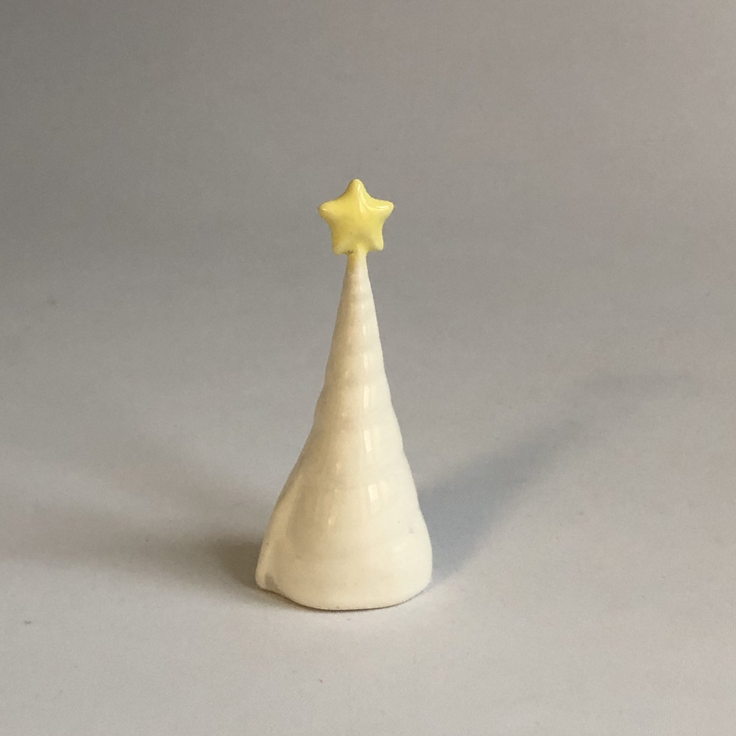 Juletræ med hvid glasur og stjene