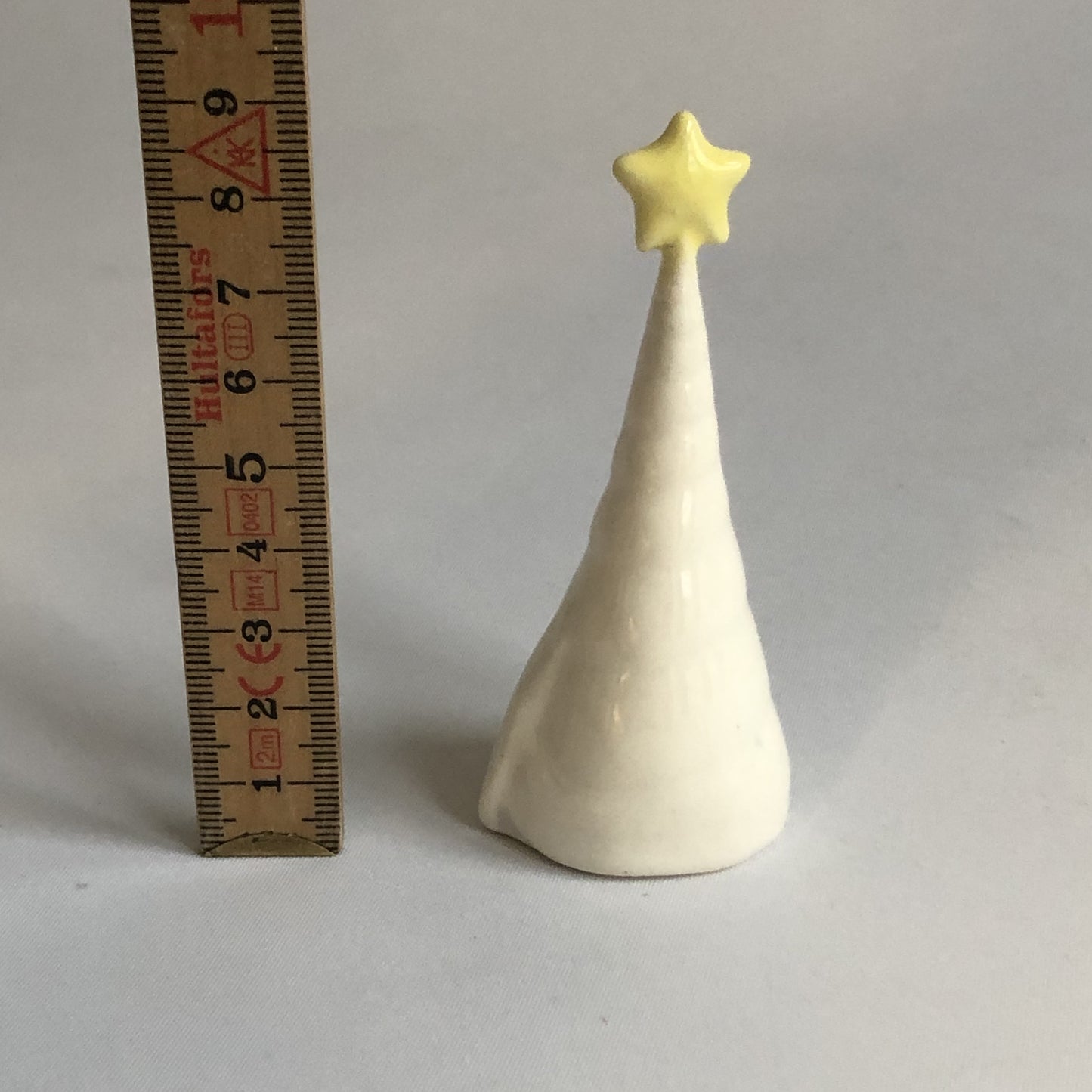 Juletræ med hvid glasur og stjene