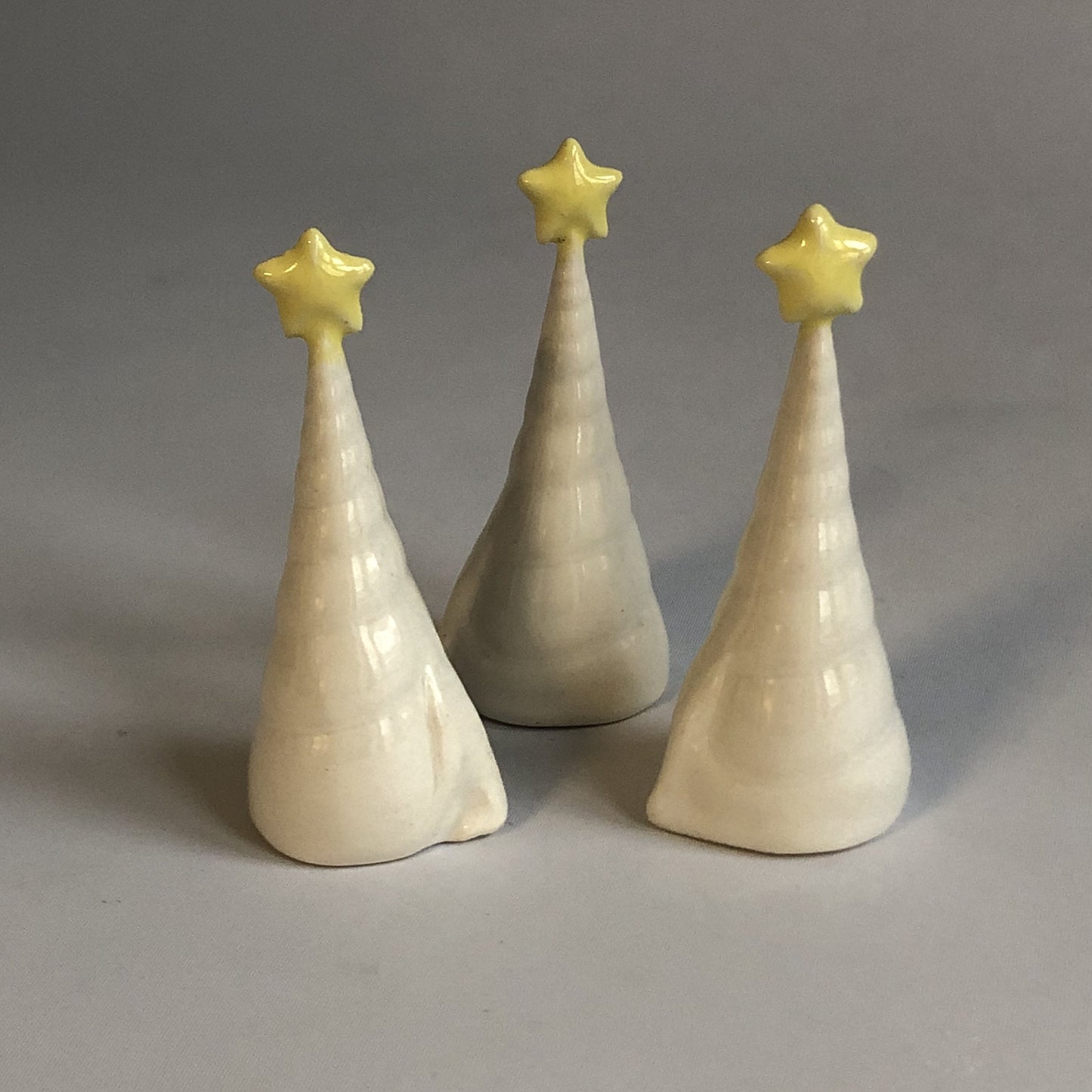 Juletræ med hvid glasur og stjene