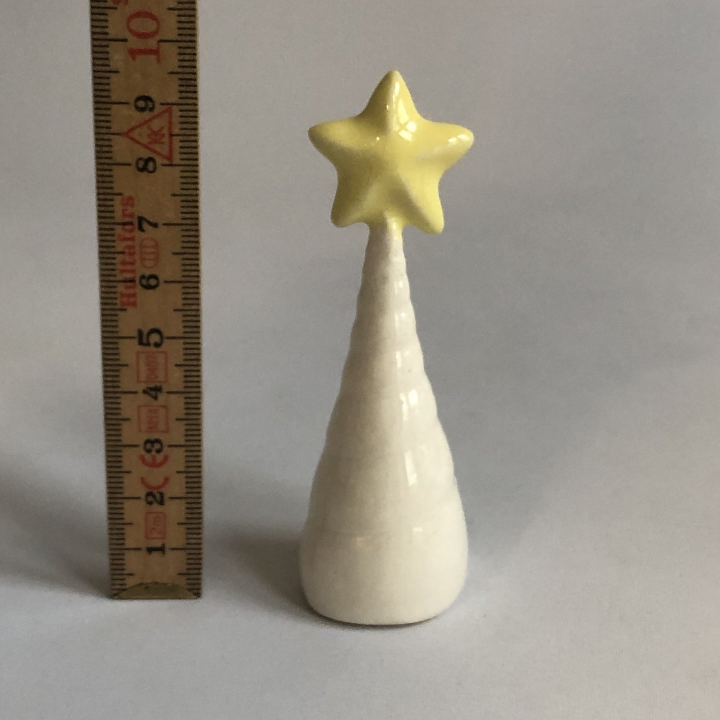 Juletræ med hvid glasur og stor stjerne