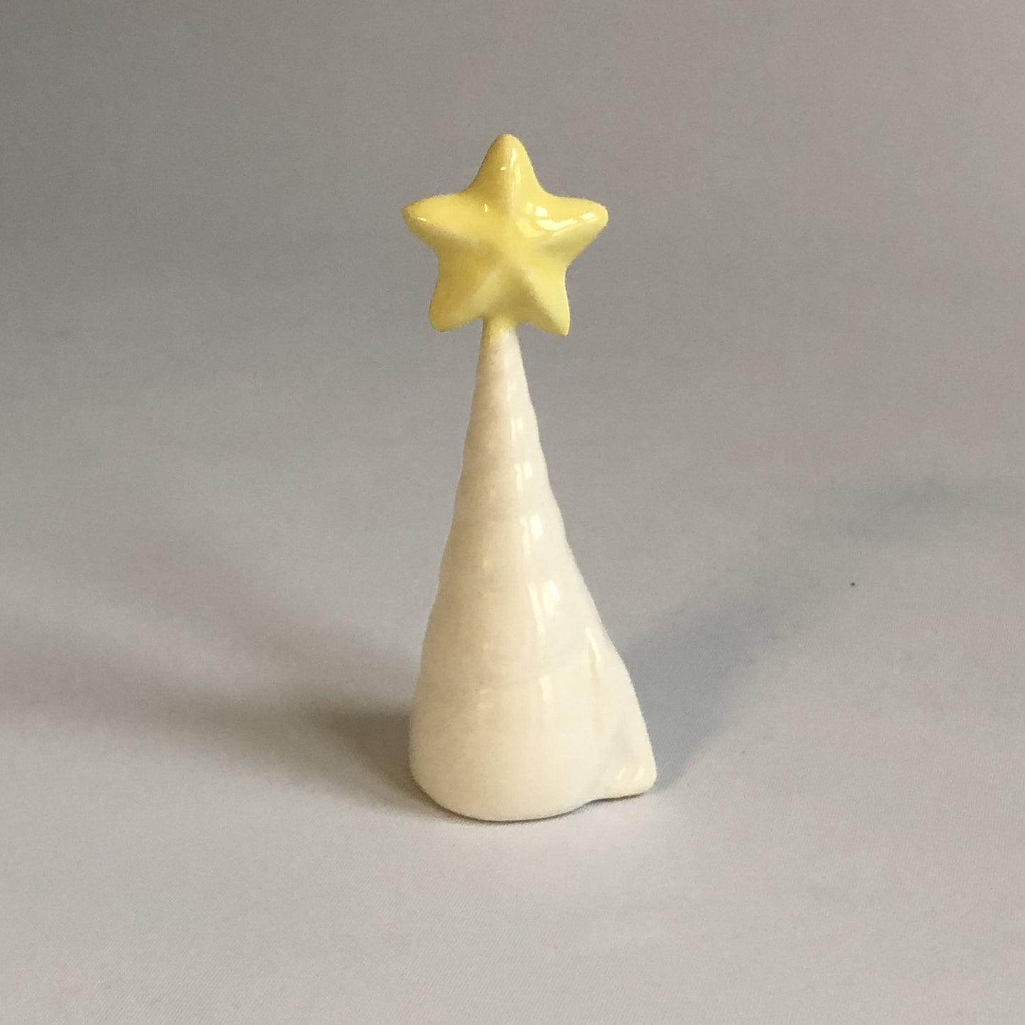 Juletræ med hvid glasur og stor stjerne