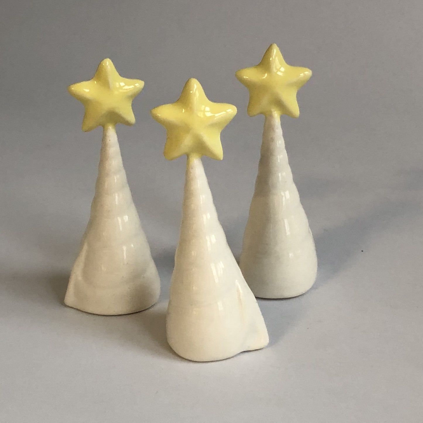 Juletræ med hvid glasur og stor stjerne