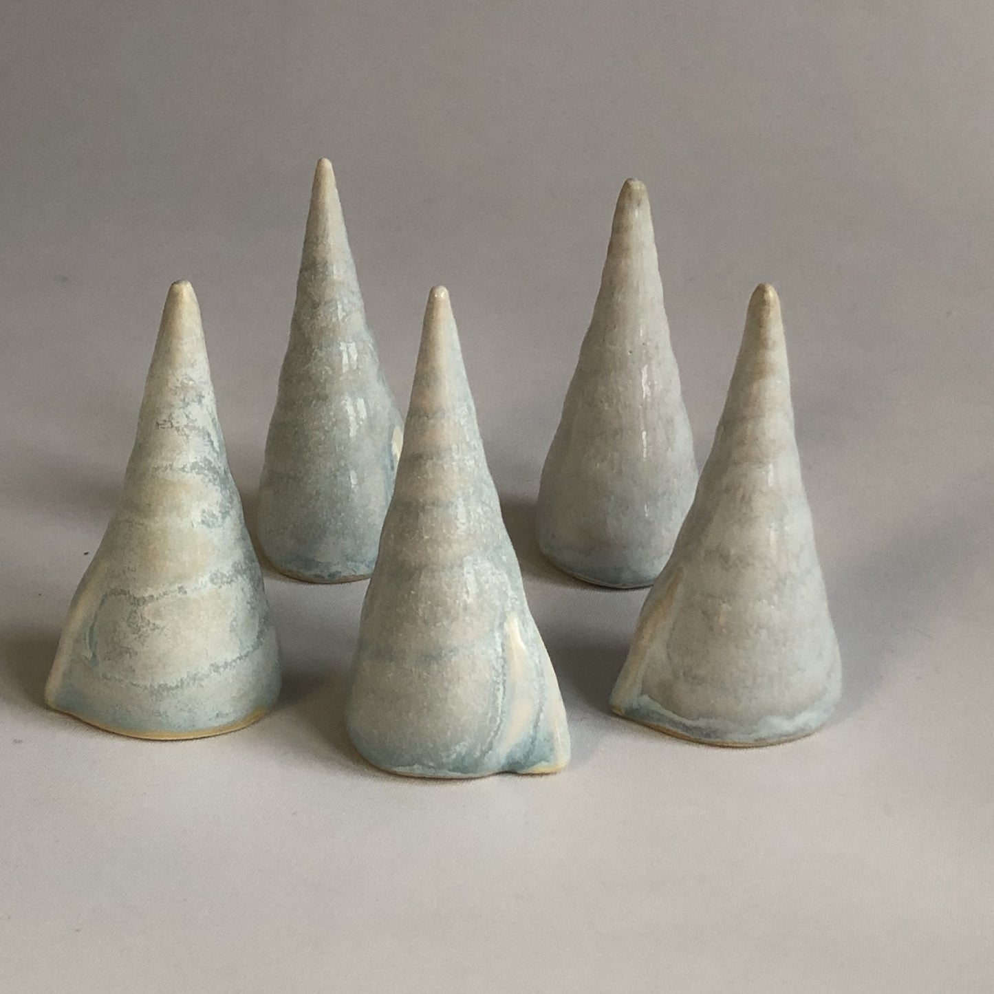 Juletræ med isblå glasur uden stjerne