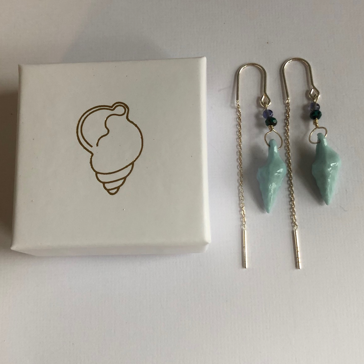 Øreringe med håndlavede porcelænskonkylier og stenperler