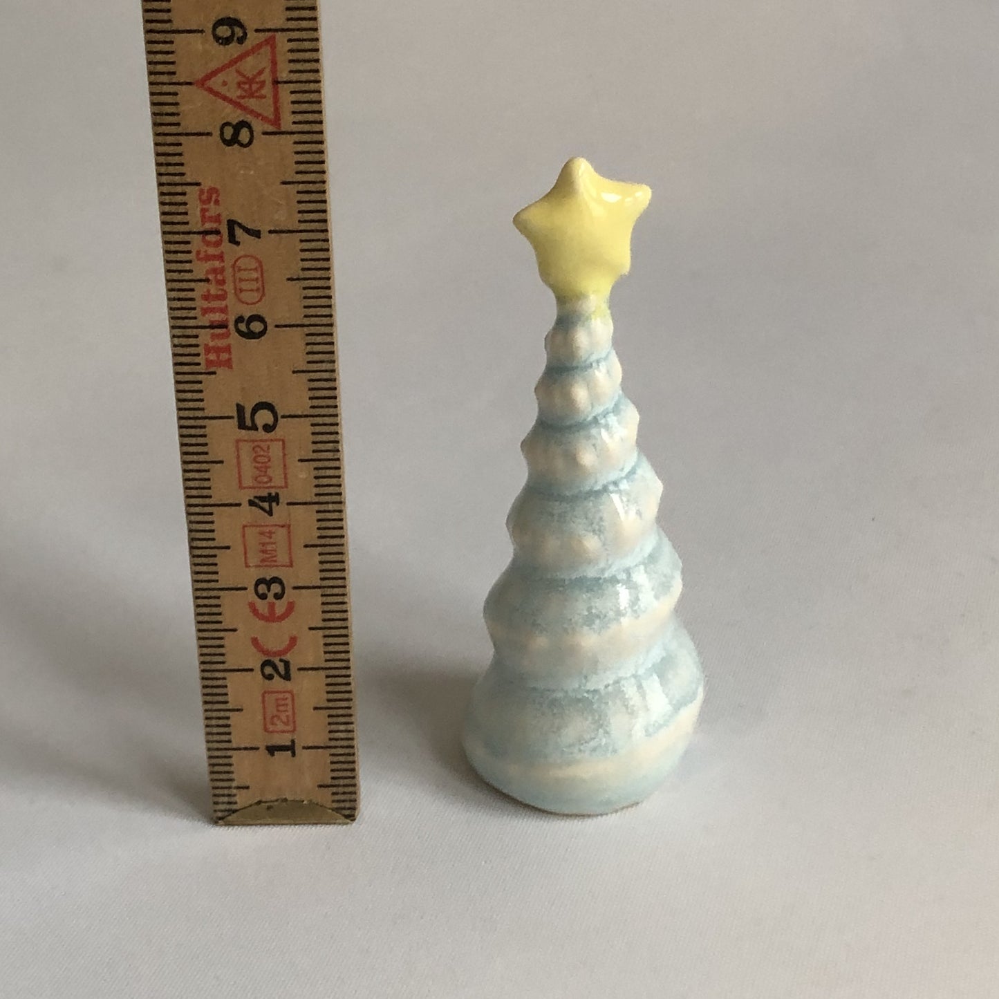 Lille juletræ med isblå glasur og stjerne