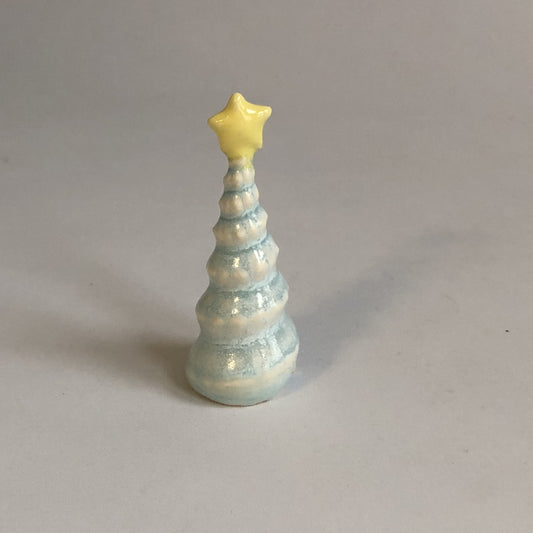 Lille juletræ med isblå glasur og stjerne