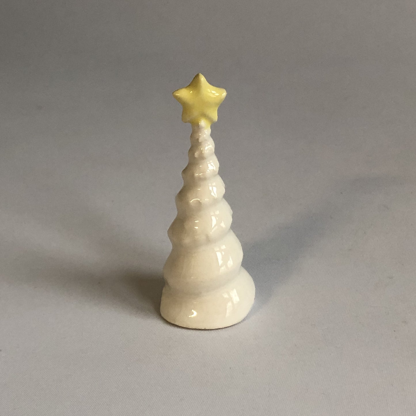 Lille juletræ med hvid glasur og stjerne