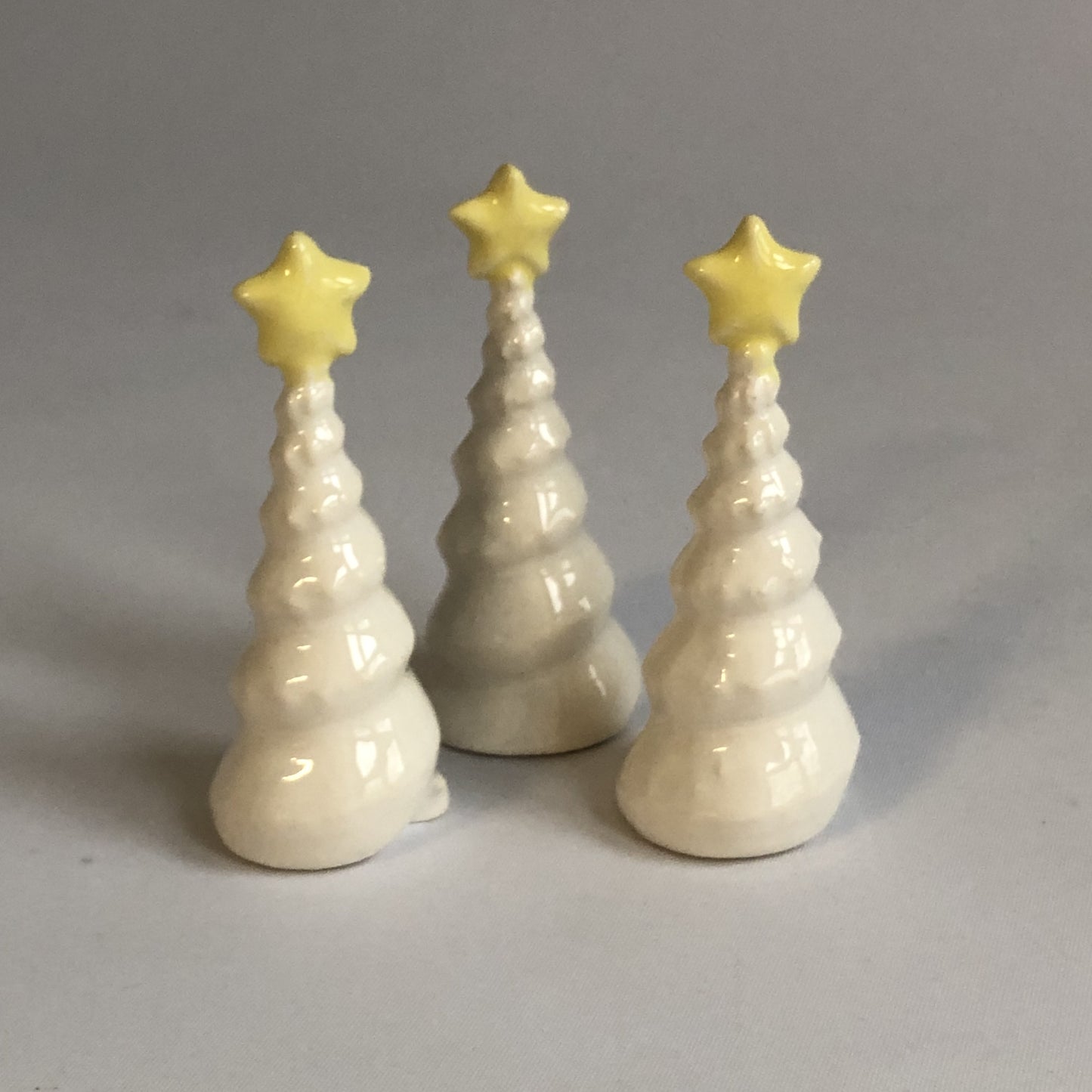 Lille juletræ med hvid glasur og stjerne