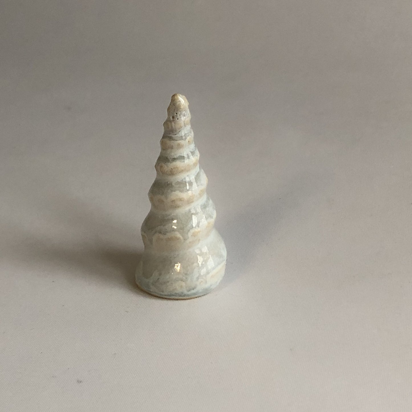 Lille juletræ med isblå glasur uden stjerne