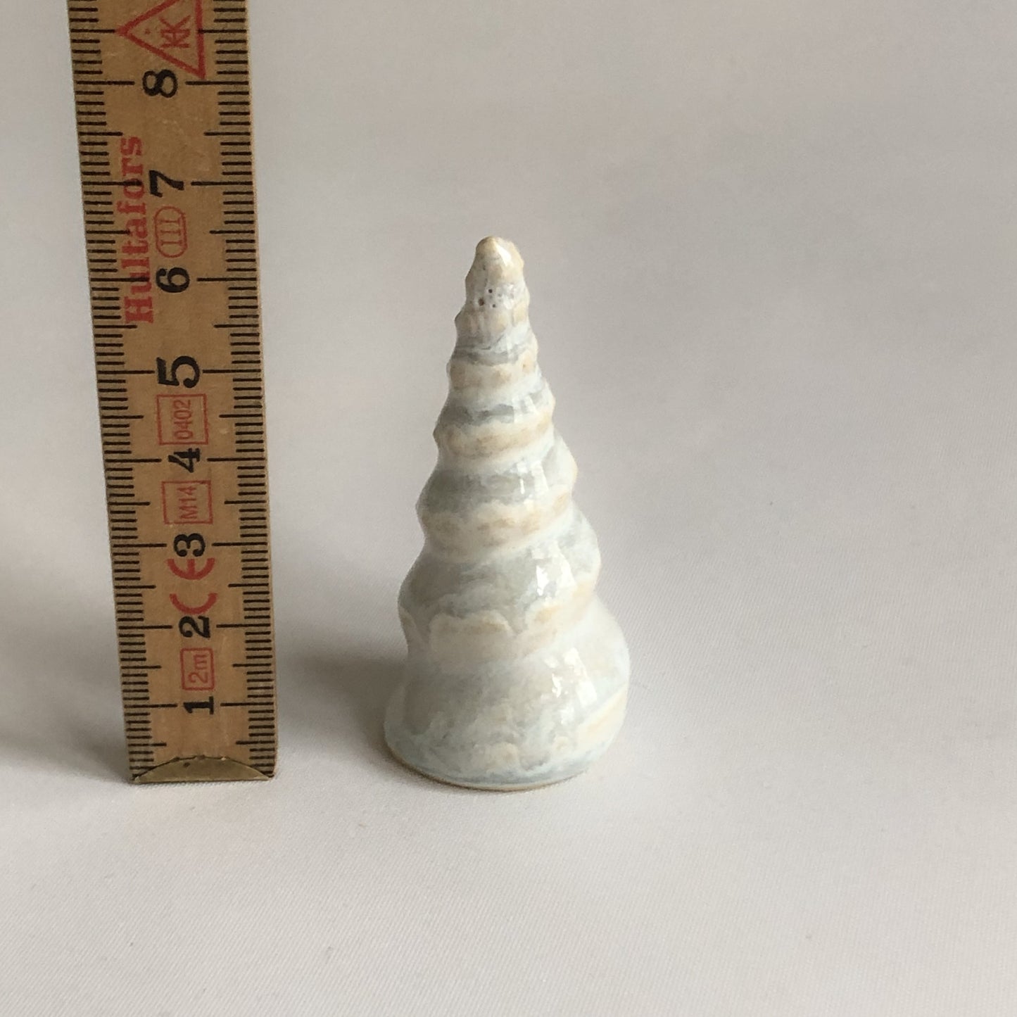 Lille juletræ med isblå glasur uden stjerne