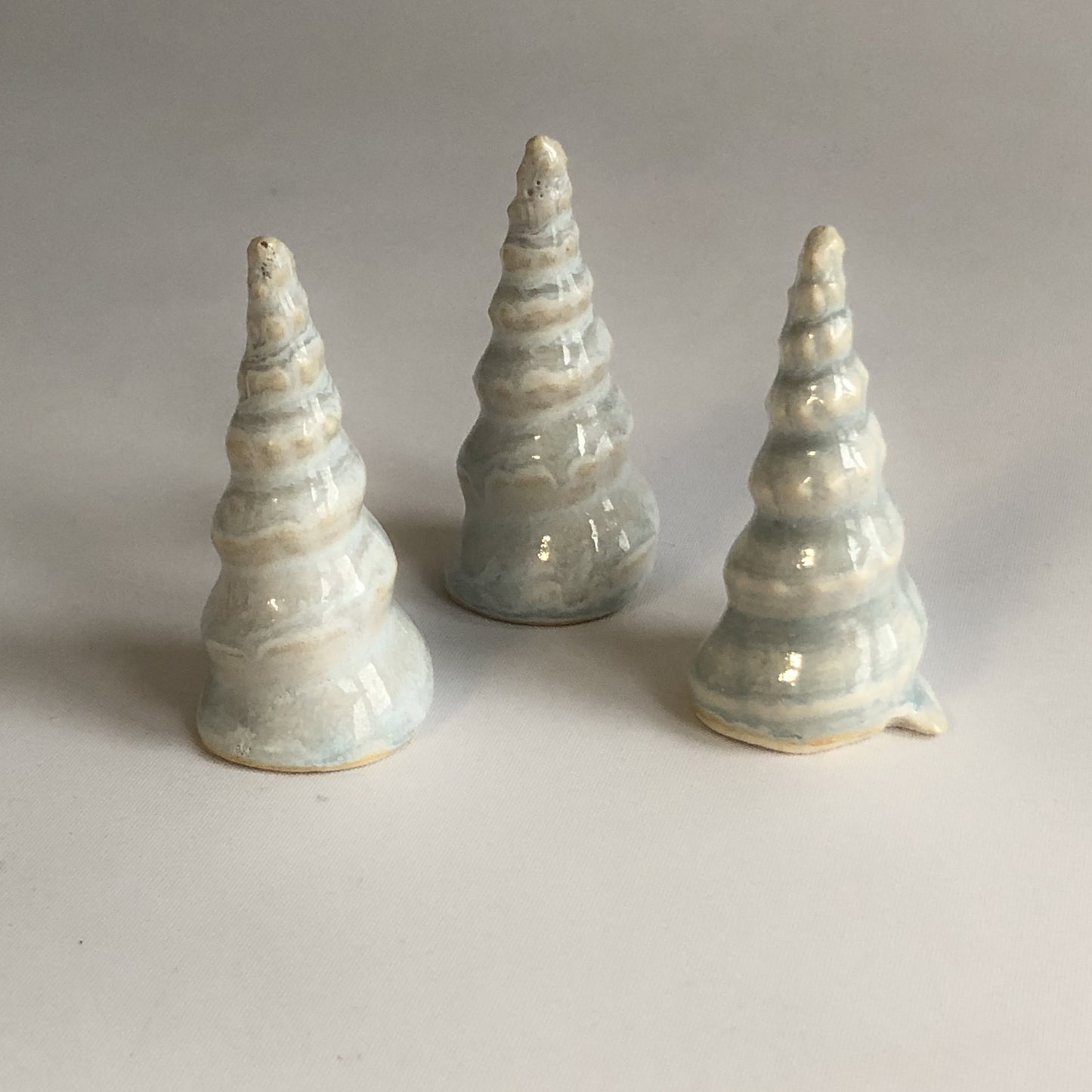 Lille juletræ med isblå glasur uden stjerne