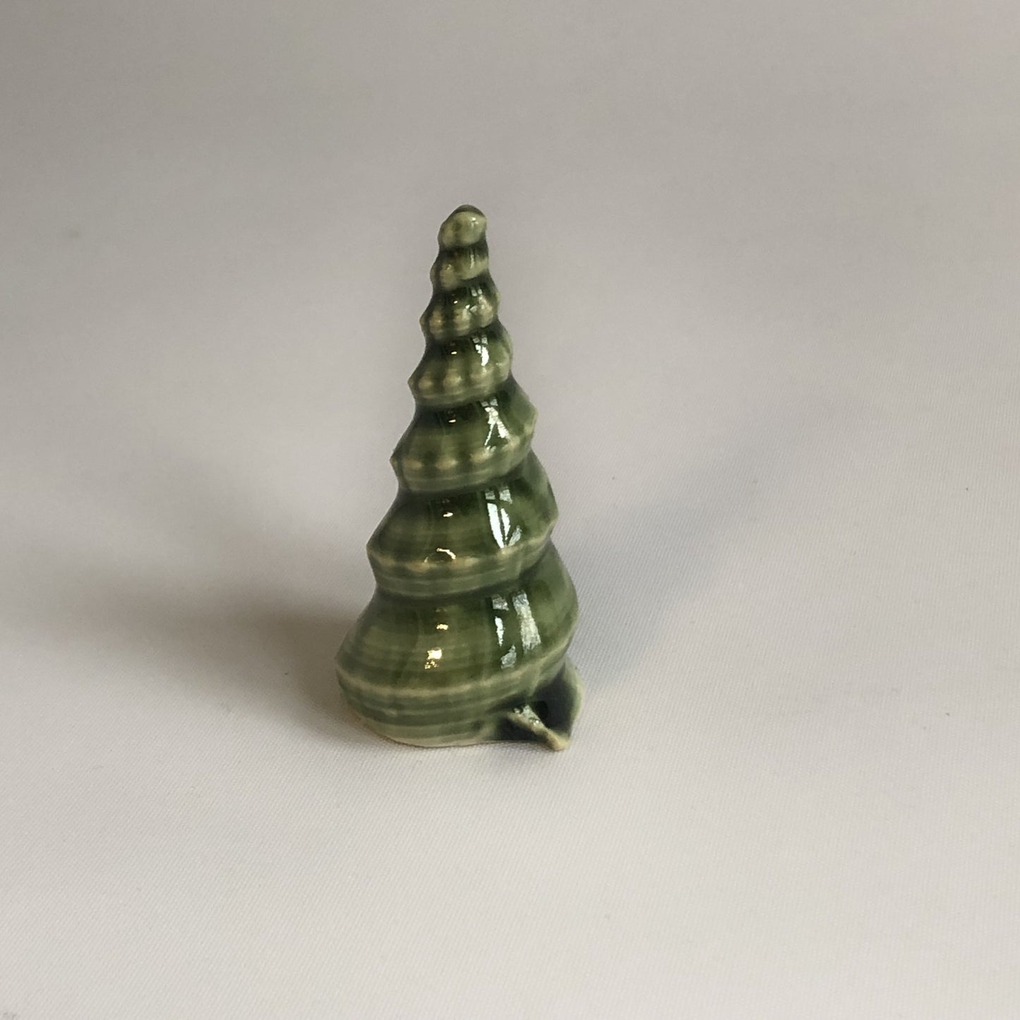 Lille juletræ med grøn glasur uden stjerne