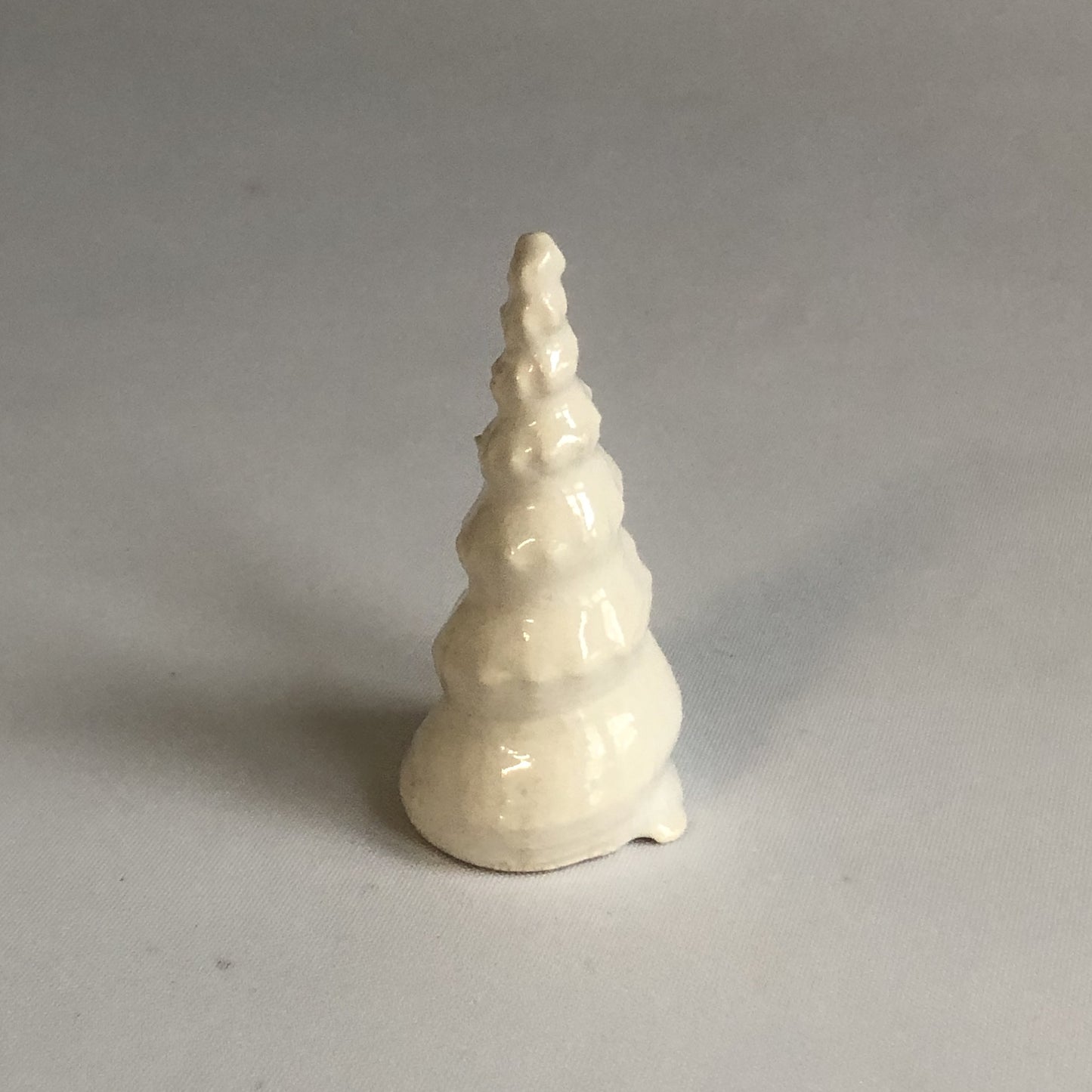 Lille juletræ med hvid glasur uden stjerne