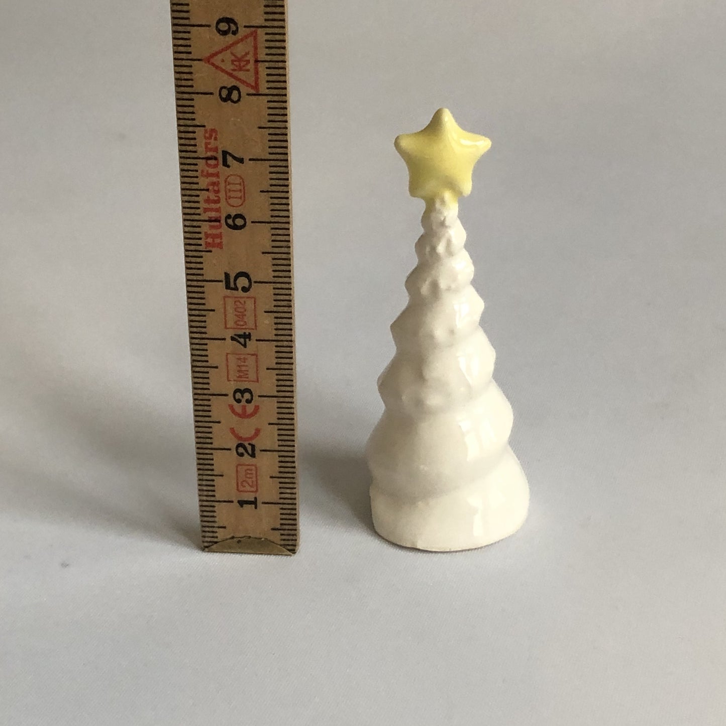 Lille juletræ med hvid glasur og stjerne