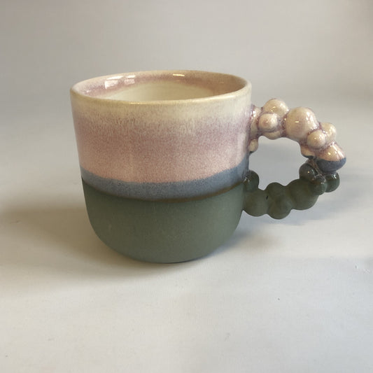 Lille kop med mat koksgrå bund og lyserød glasur