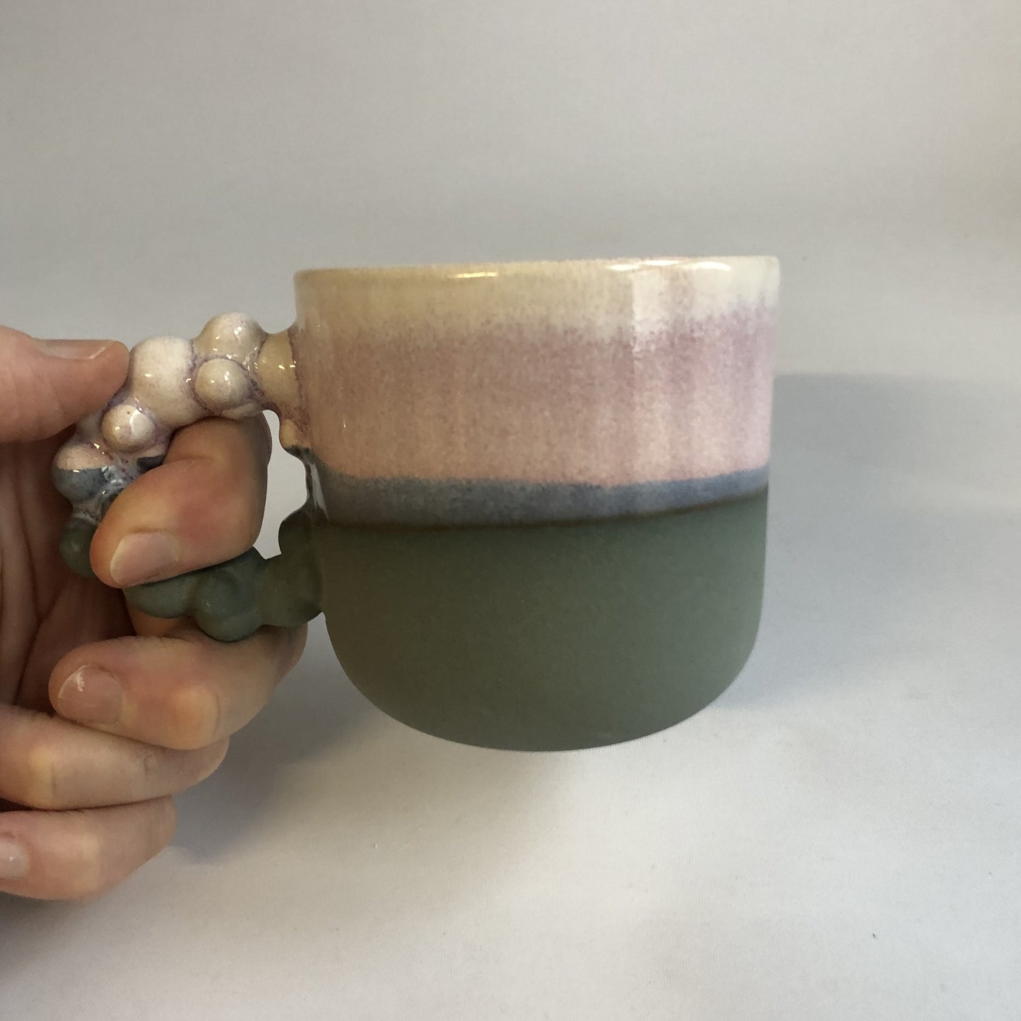 Lille kop med mat koksgrå bund og lyserød glasur