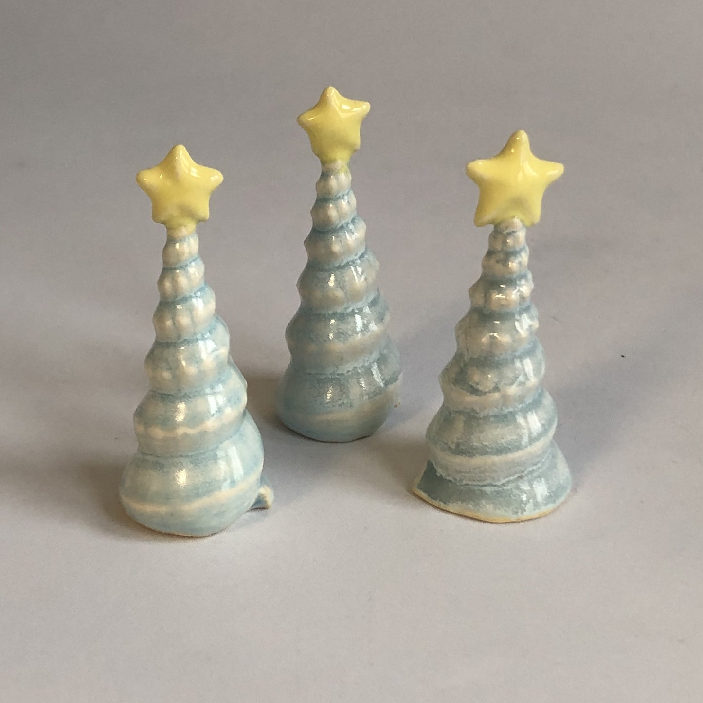 Lille juletræ med isblå glasur og stjerne