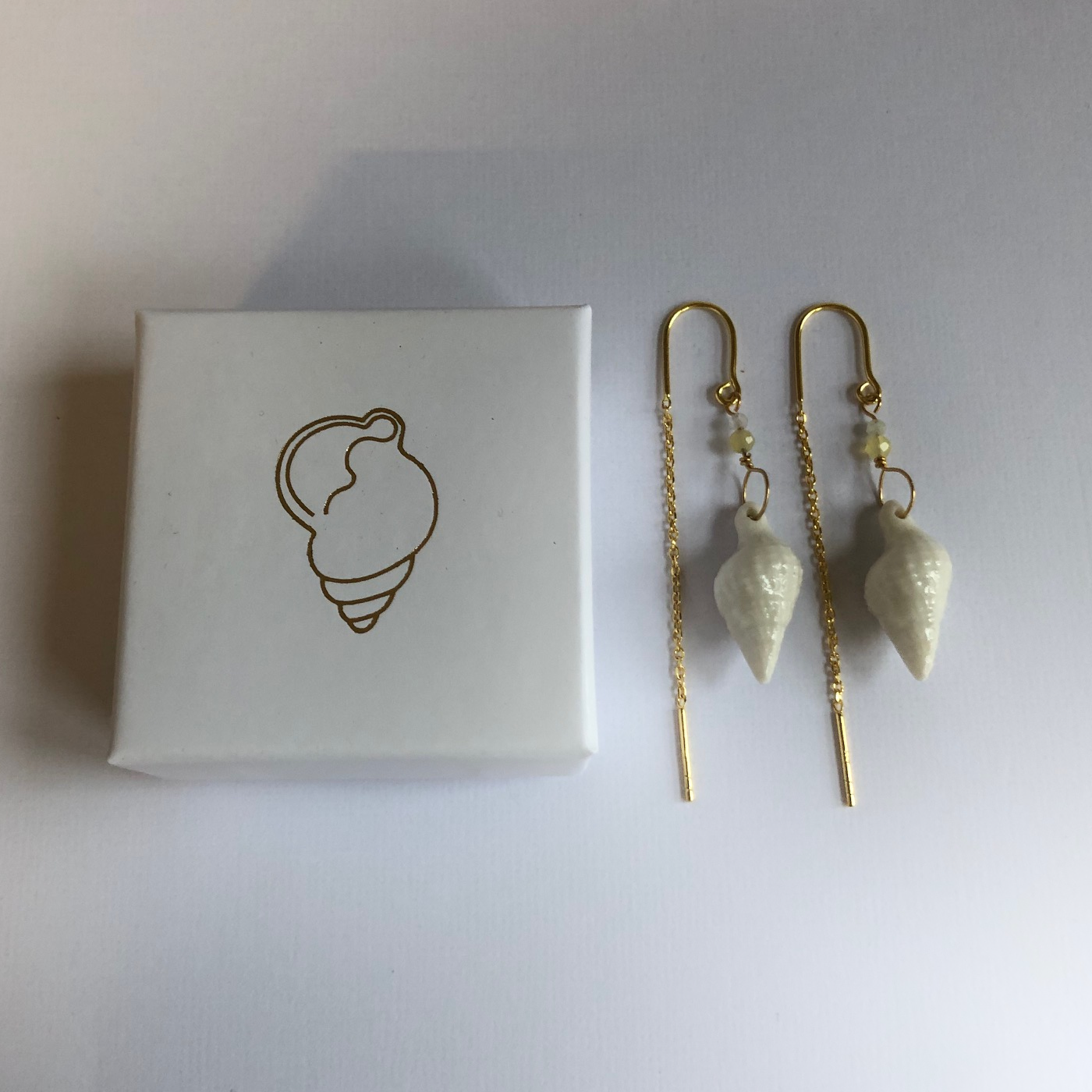 Øreringe med håndlavede porcelænskonkylier og stenperler
