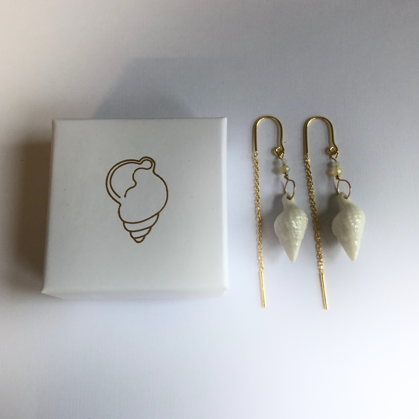 Øreringe med håndlavede porcelænskonkylier og stenperler