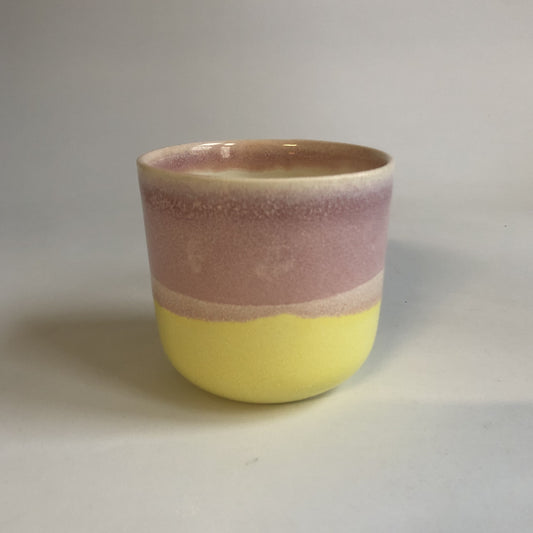 Stor kop uden hank med gul og lyserød glasur