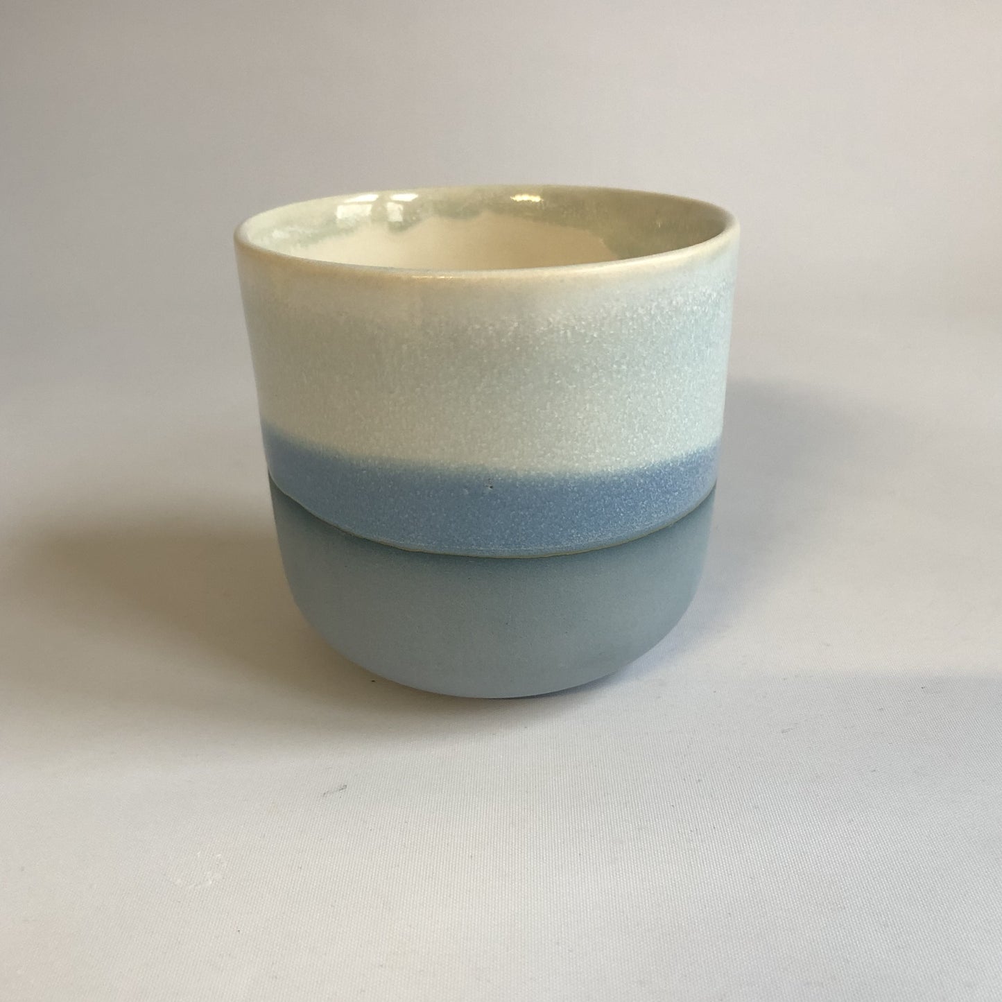 Stor kop uden hank med blå mat bund og isblå glasur