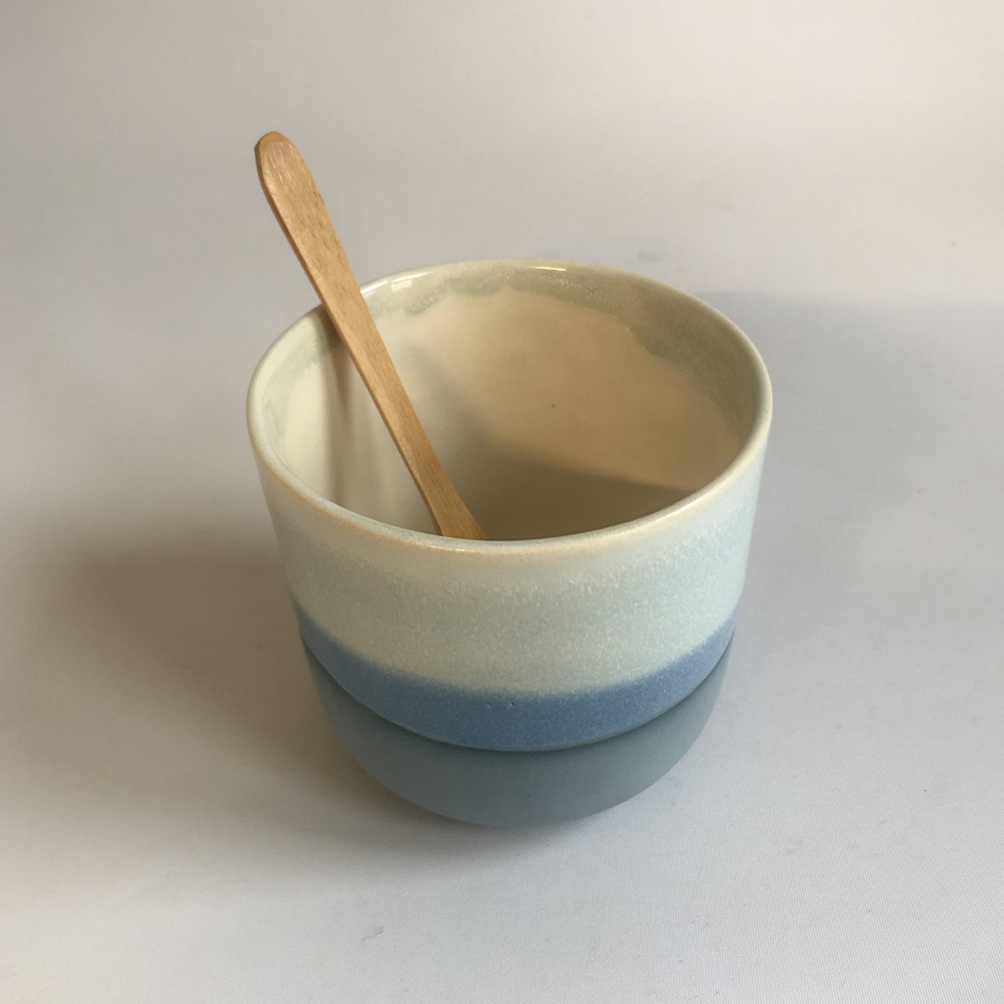 Stor kop uden hank med blå mat bund og isblå glasur