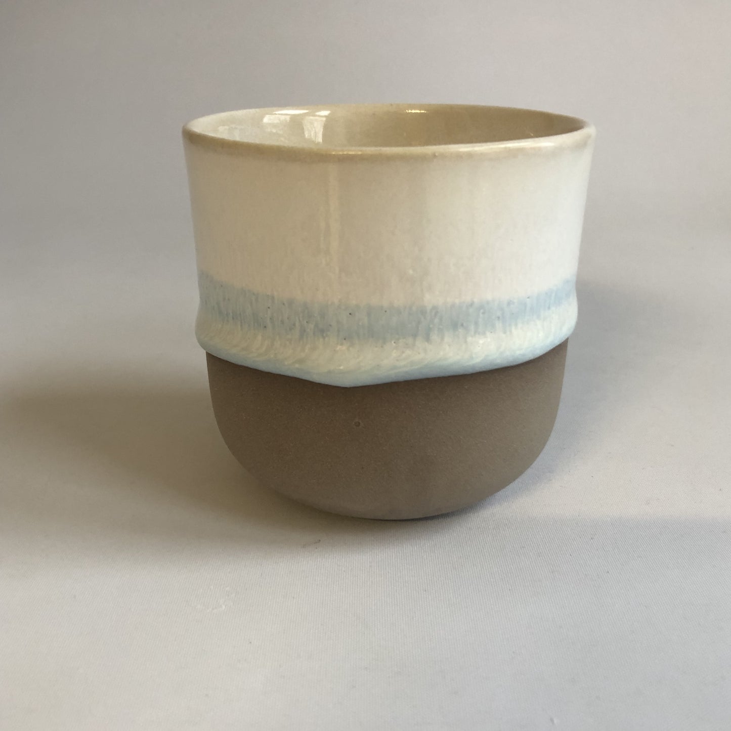 Stor kop uden hank med brun mat bund og hvid glasur